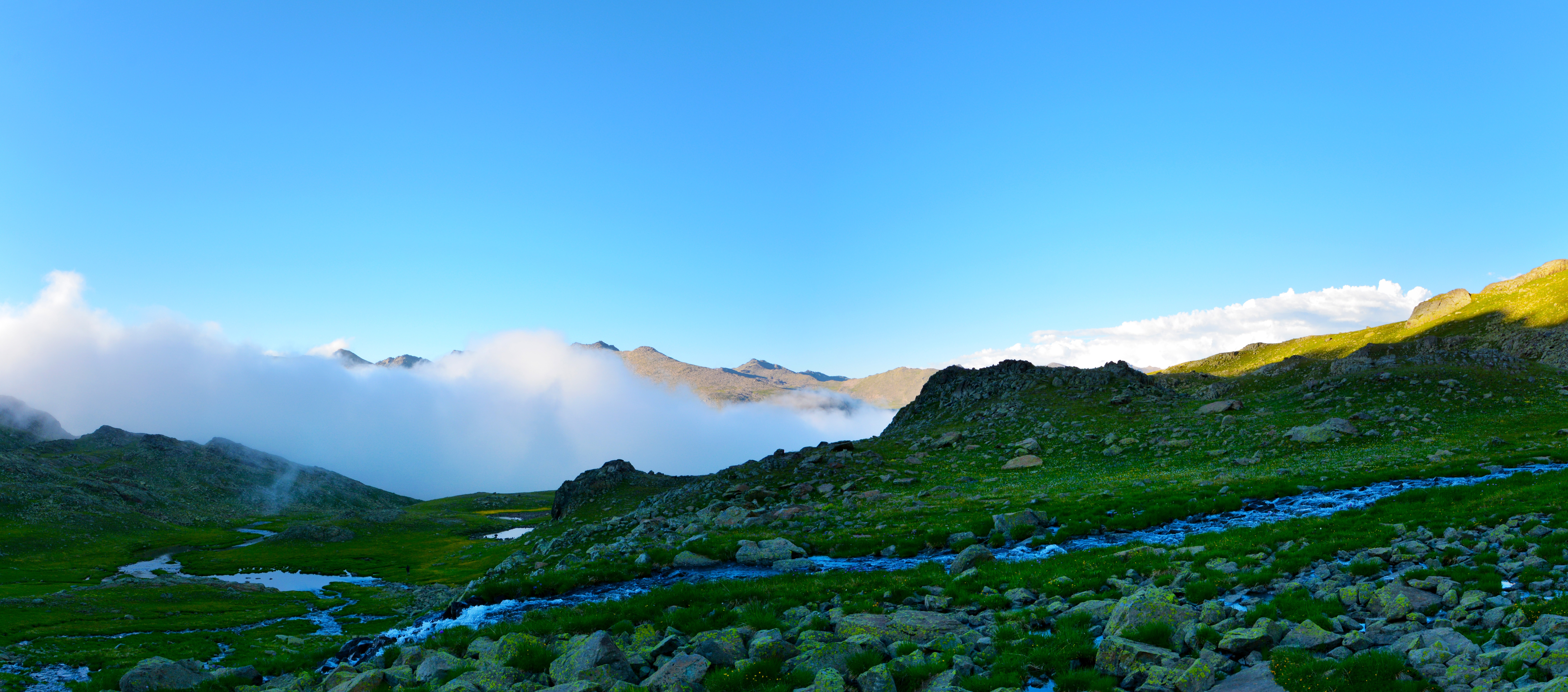 Обои небо, облака, горы, природа, пейзаж, туман, турция, the sky, clouds, mountains, nature, landscape, fog, turkey разрешение 8651x3817 Загрузить