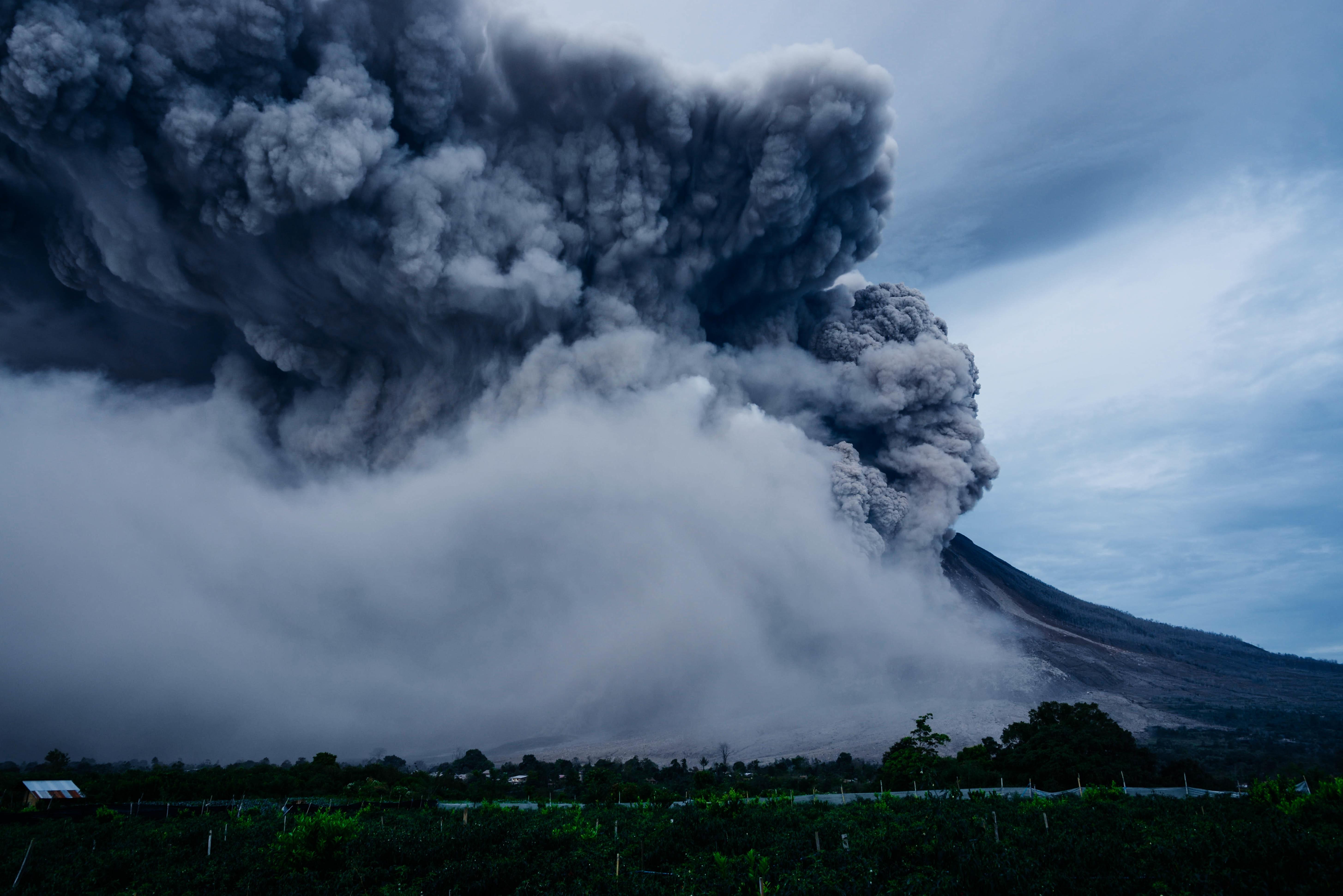 5 natural disasters. Извержение вулкана Шивелуч. Извержение вулкана Тонга. Вулкан Шивелуч на Камчатке. Шивелуч вулкан извержение последнее.