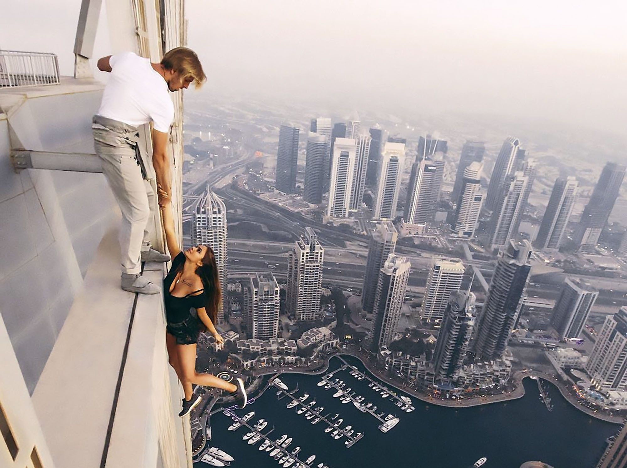 Человек стоит над городом. Вики Одинцова на крыше Дубай.