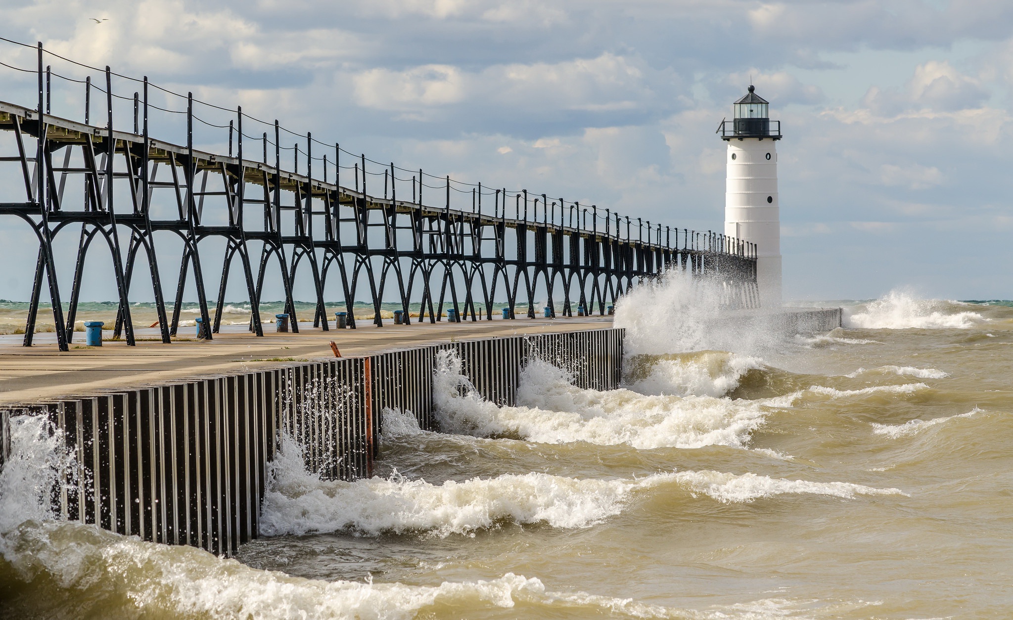 Обои небо, облака, берег, волны, море, маяк, прибой, the sky, clouds, shore, wave, sea, lighthouse, surf разрешение 2048x1254 Загрузить