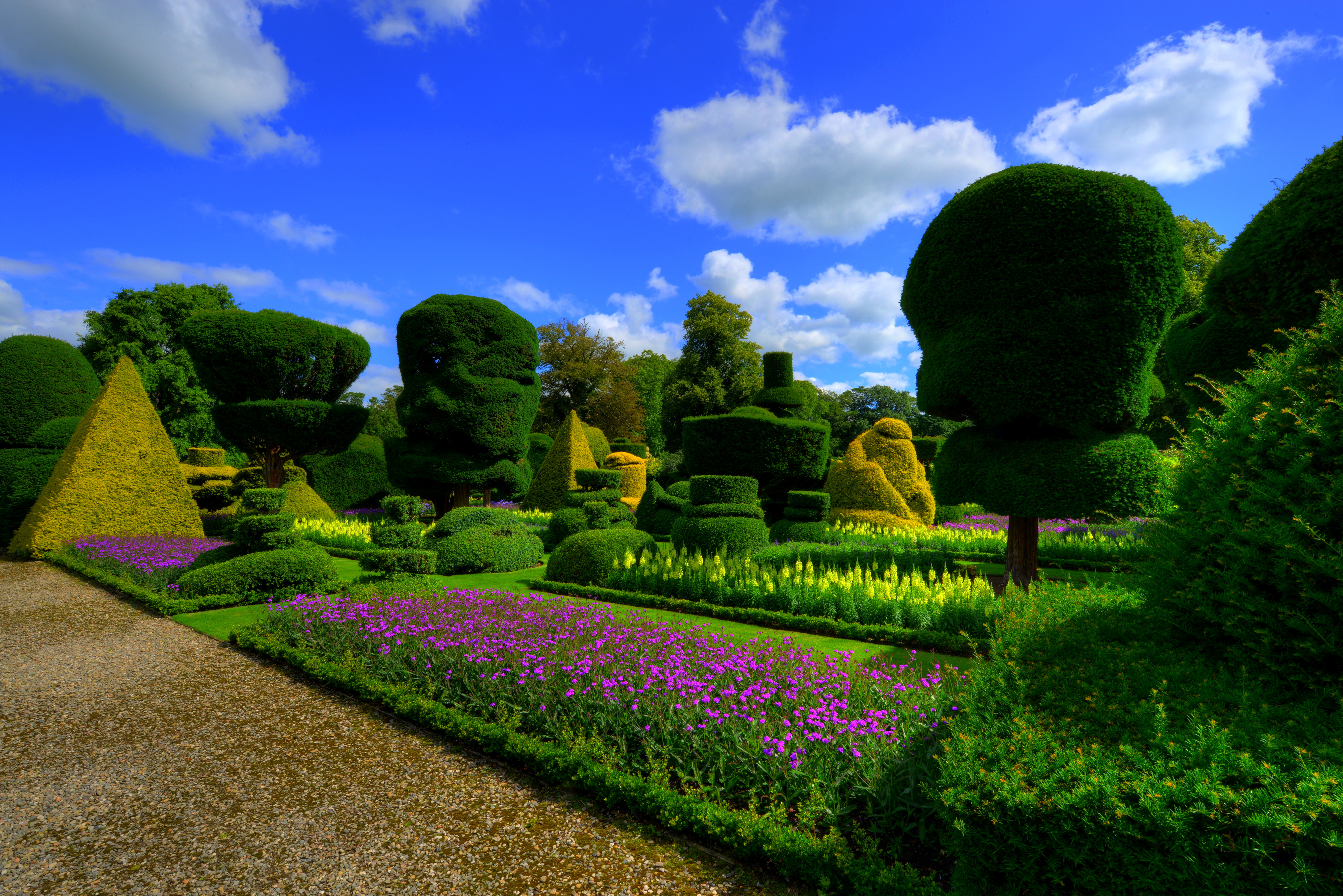 Обои небо, англия, цветы, газон, облака, topiary gardens levens hall, природа, дизайн, парк, кусты, сад, the sky, england, flowers, lawn, clouds, nature, design, park, the bushes, garden разрешение 4852x3238 Загрузить