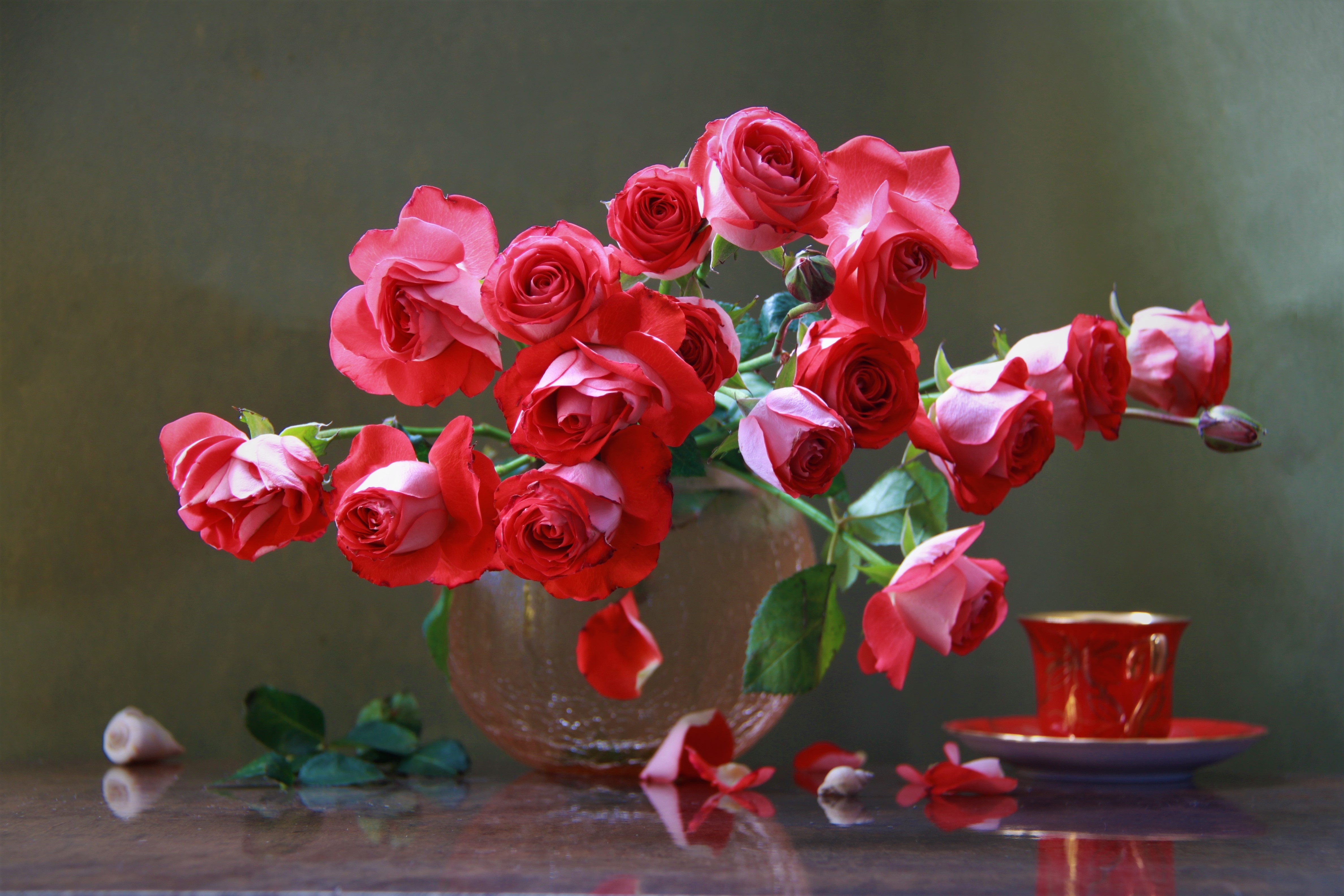 Лучшие розы в вазе. Шикарные цветы в вазе. Розы в вазе. Цветочки в вазе. Натюрморт: цветы.
