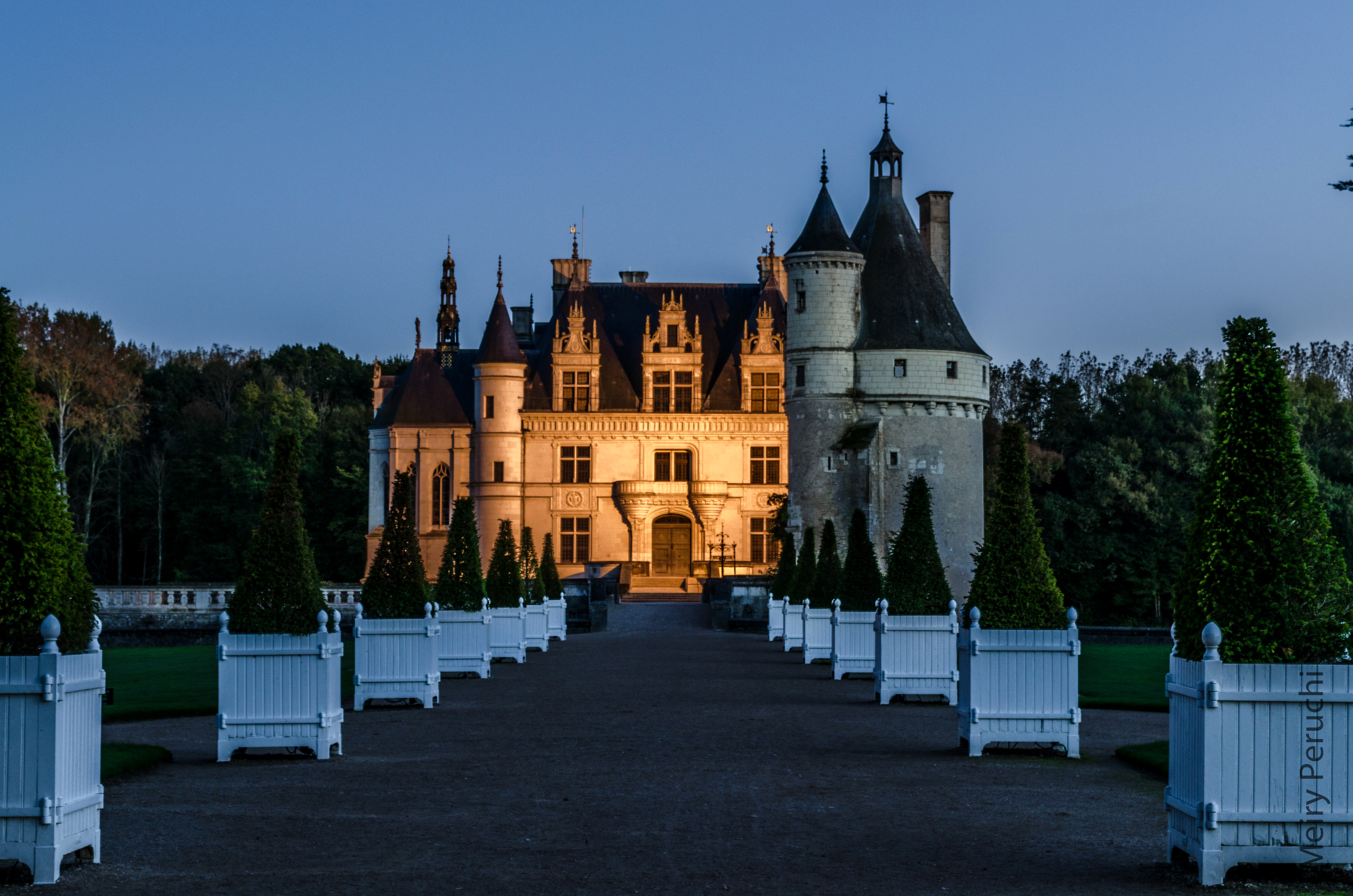 Обои деревья, chateau de chenonceau, вечер, дизайн, замок, сад, франция, газон, замок шенонсо, trees, the evening, design, castle, garden, france, lawn, the castle of chenonceau разрешение 3020x2000 Загрузить