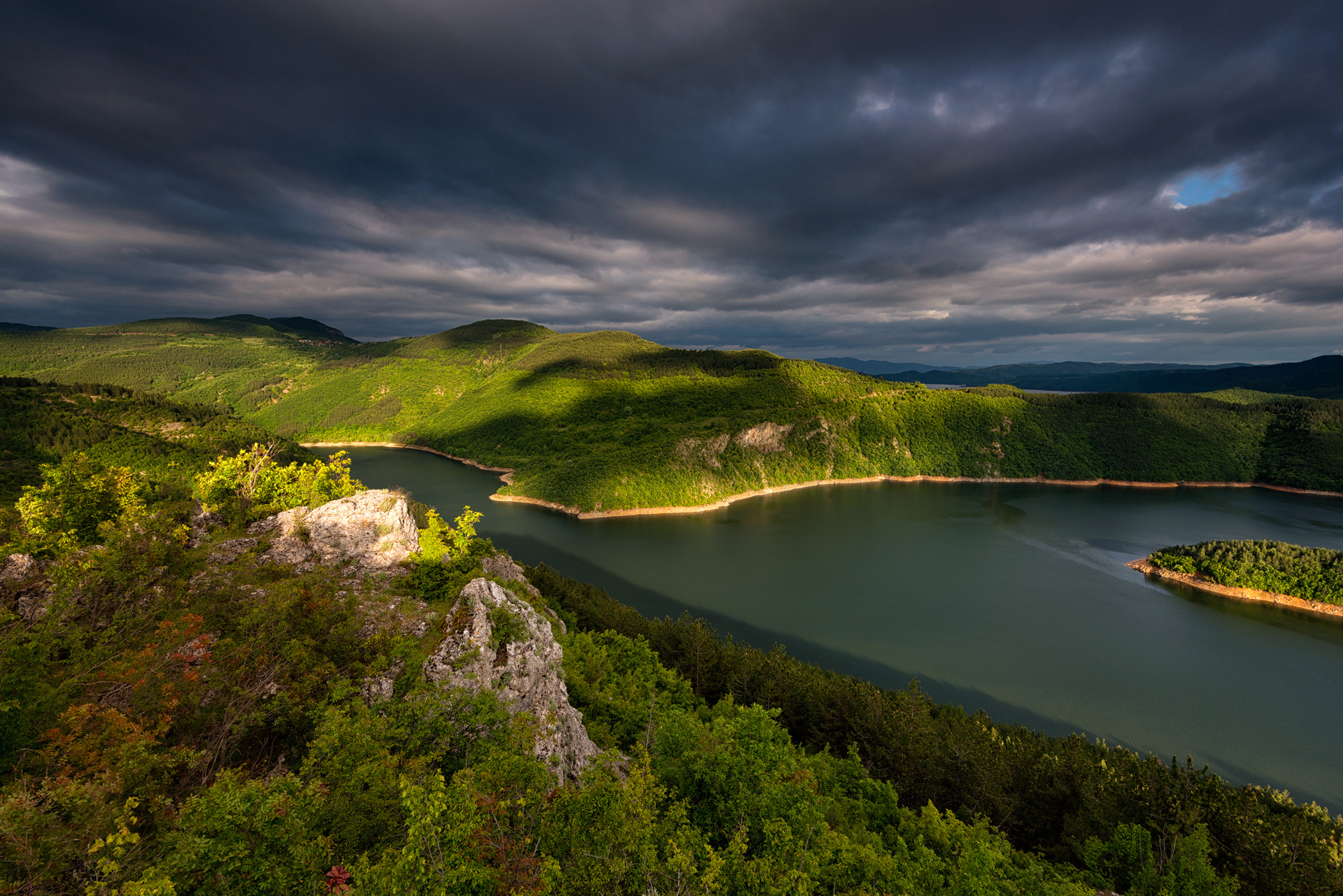 Река холмы. Холмы и река. Пейзажи с холмами и рекой. Холмы река HD. Фотограф пейзаж природа Молдова.