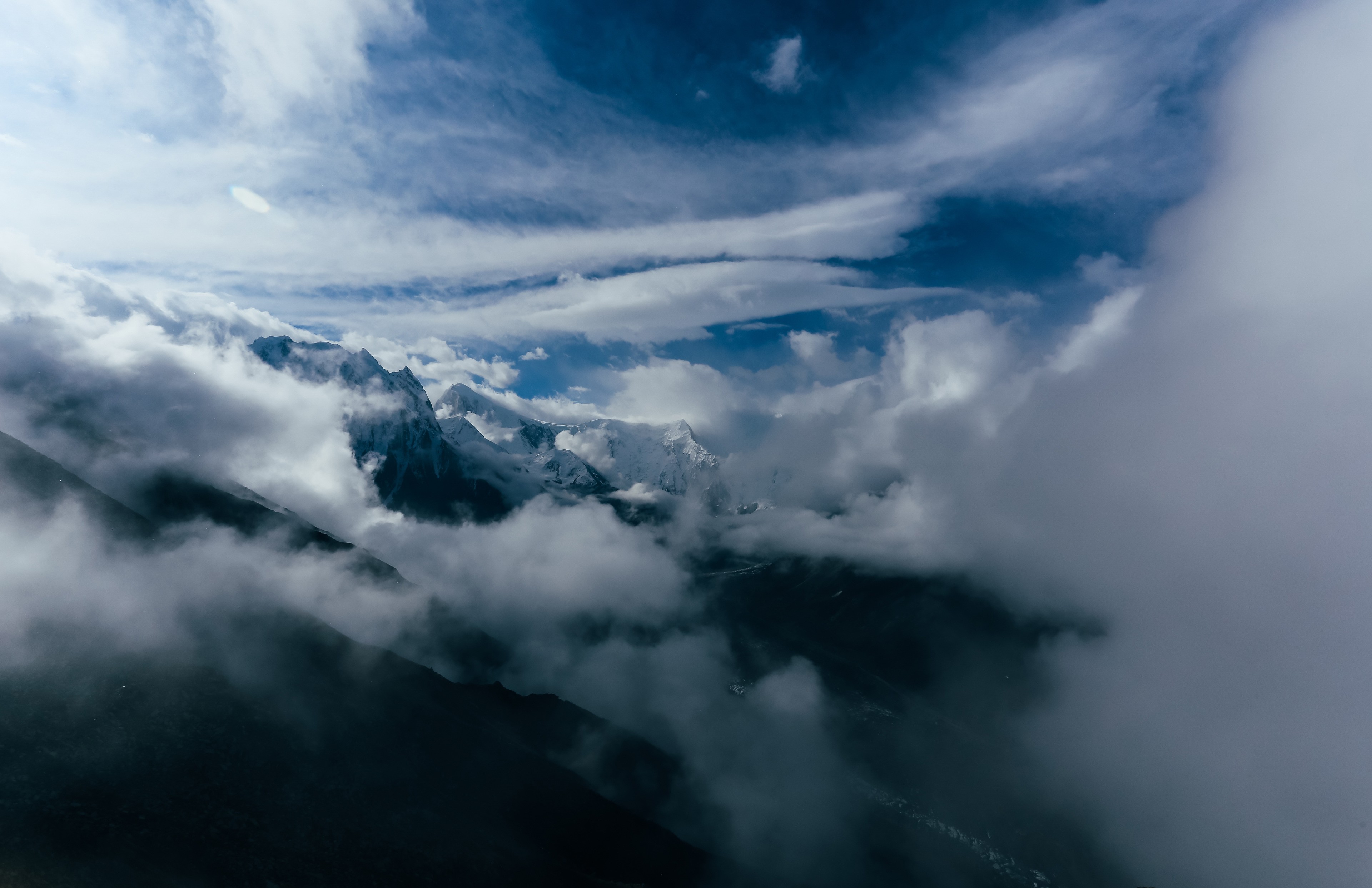 Обои небо, облака, горы, туман, the sky, clouds, mountains, fog разрешение 3840x2484 Загрузить