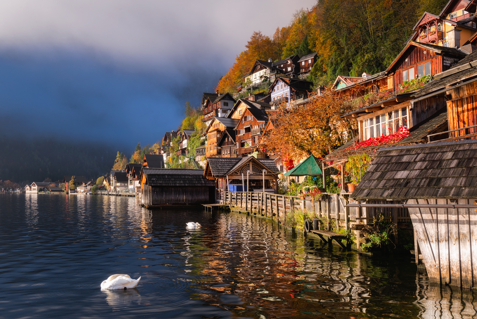 Гальштат австрия. Озеро в Австрии Хальштатт. Гальштат Австрия осень. Озера Гальштат Австрии осень. Швейцария Хальштатт.