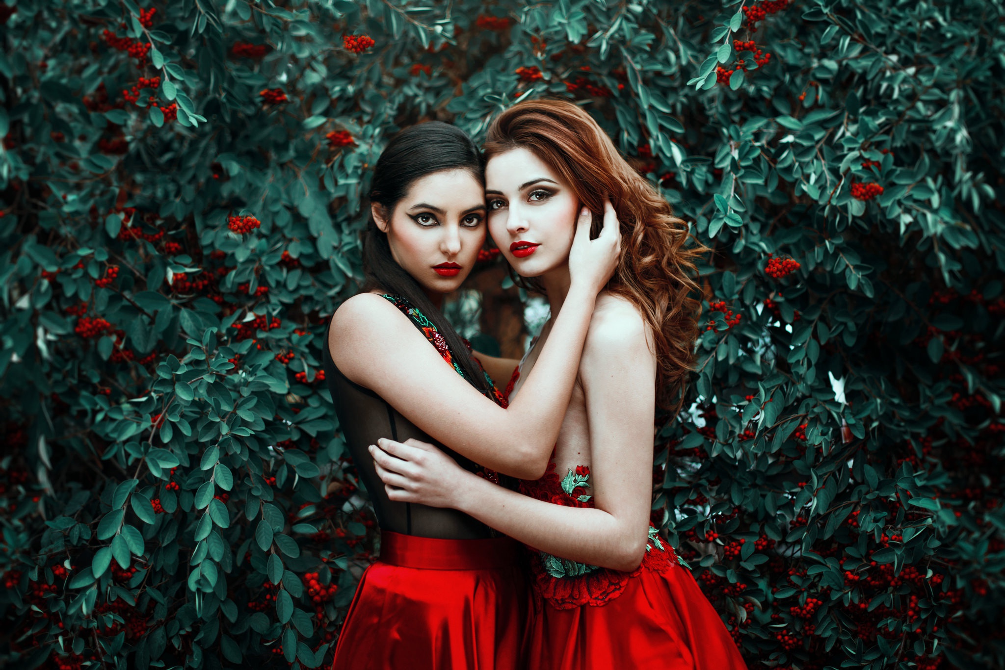 Обои брюнетка, девушки, рыжая, ягоды, макияж, подруги, ronny garcia, brunette, girls, red, berries, makeup, friend разрешение 2048x1366 Загрузить