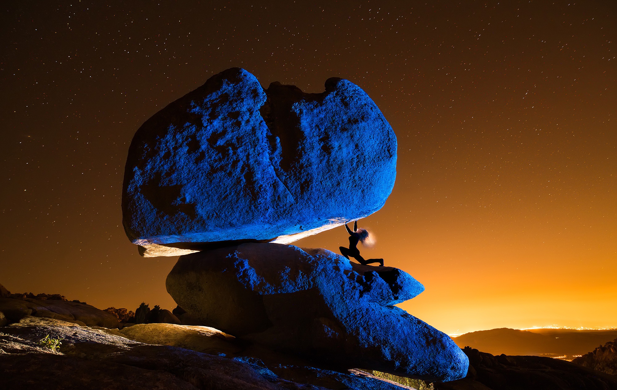 Обои ночь, космос, камни, девушка, звезды, креатив, night, space, stones, girl, stars, creative разрешение 2000x1265 Загрузить