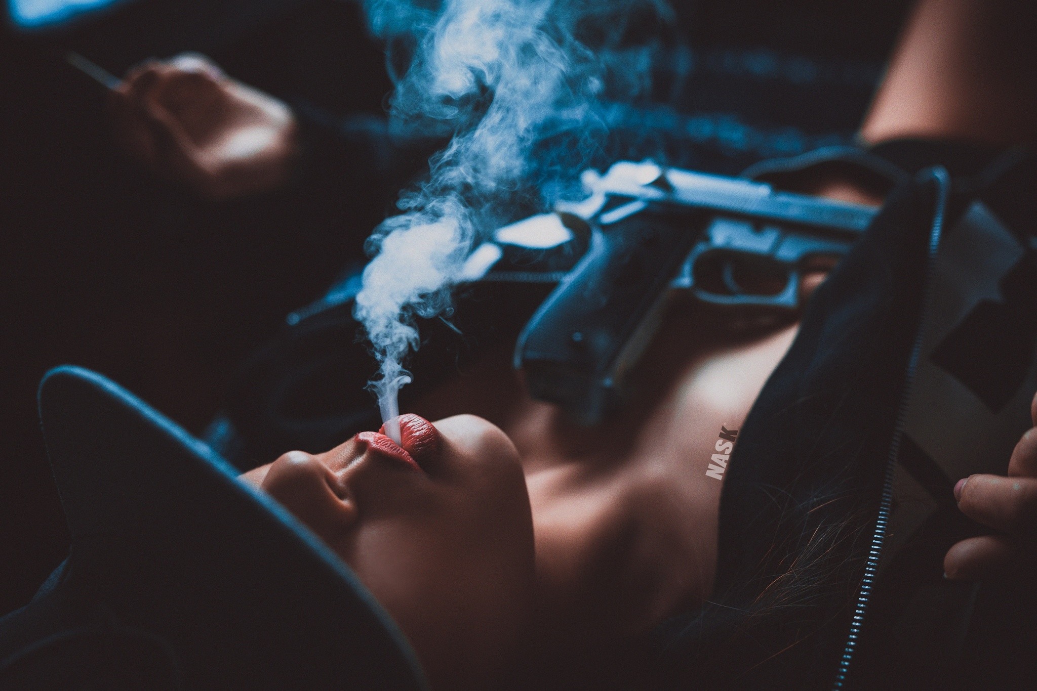 Там нет меня где дым. Девушка в дыму. Девушка с сигаретой. Девушка с кальяном в дыму. Девушки с дымом сигарет.