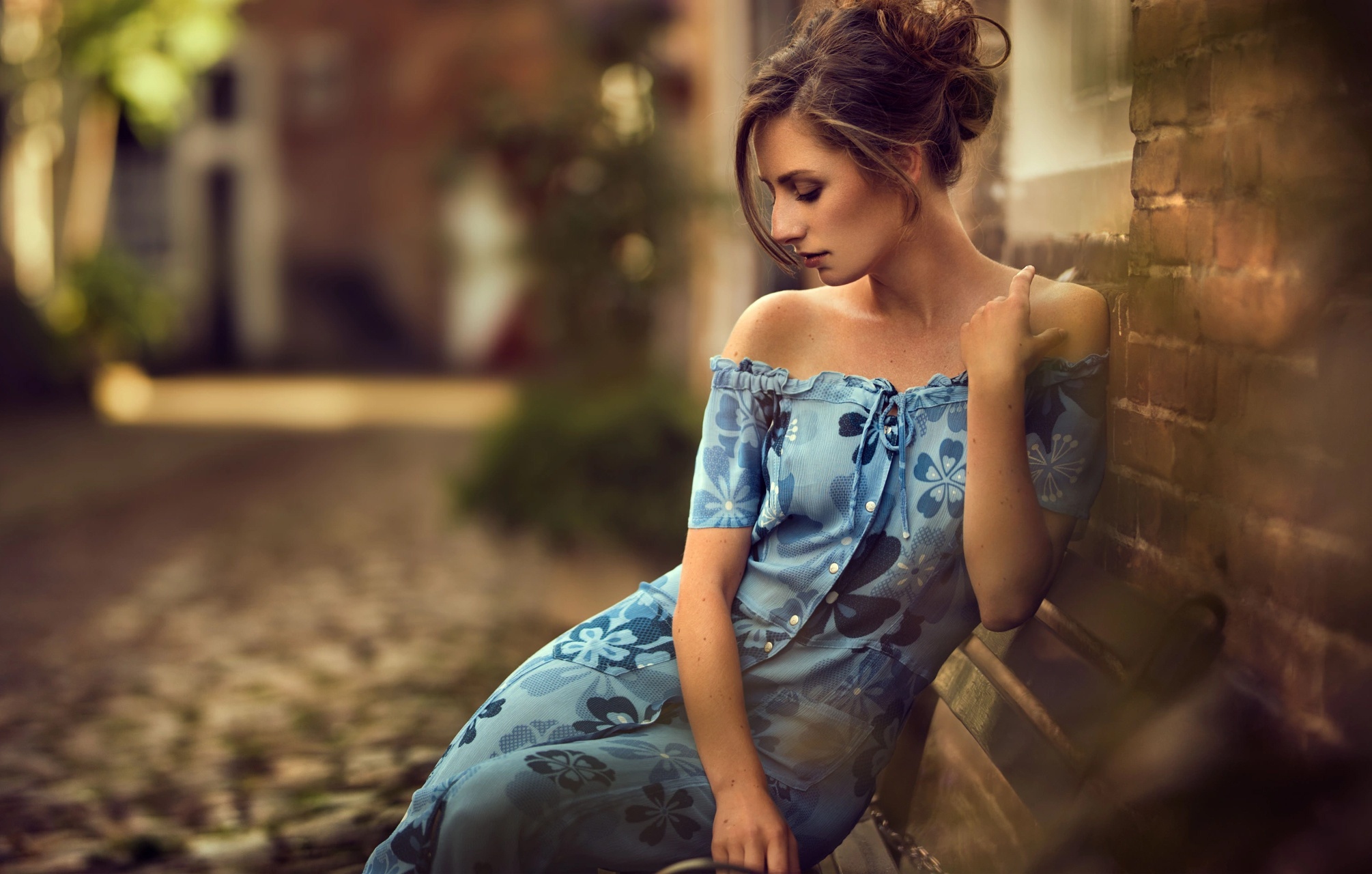 Обои девушка, платье, улица, здания, шатенка, декольте, girl, dress, street, building, brown hair, neckline разрешение 2010x1280 Загрузить