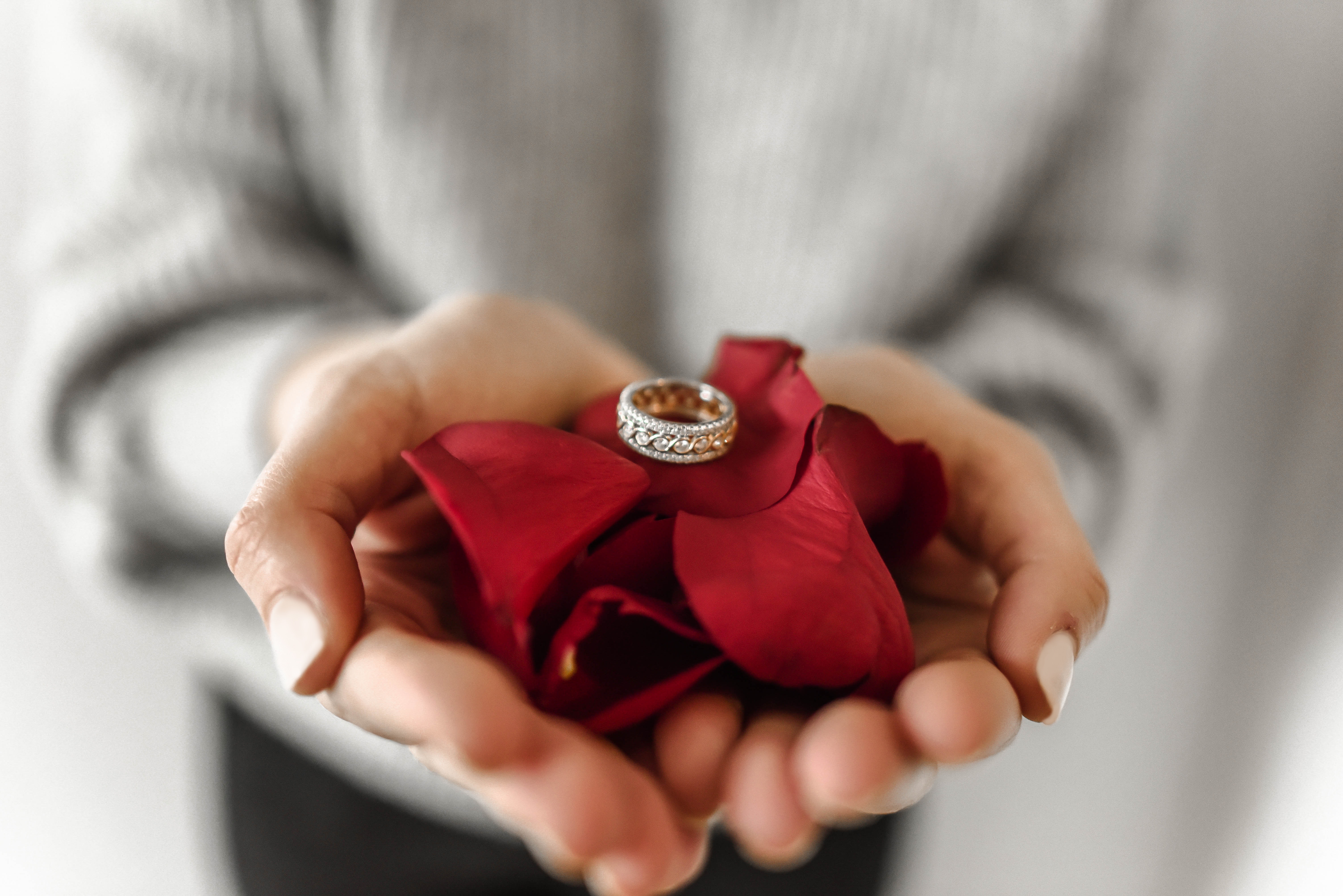 Цветы с кольцом подарок