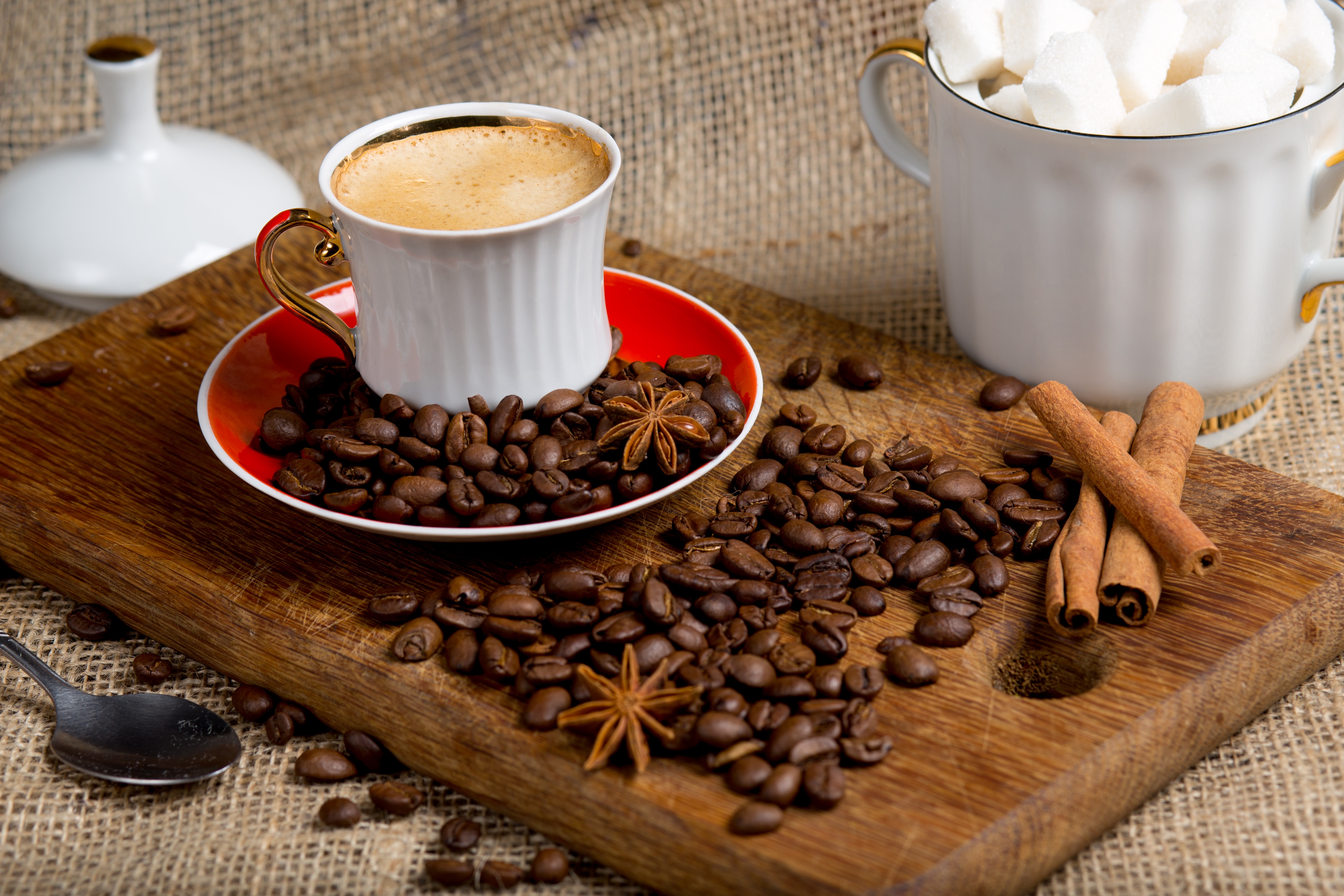 Фото с кофе. Кофе. Кофе картинки. Кофе с корицей. Кофе с пряностями.