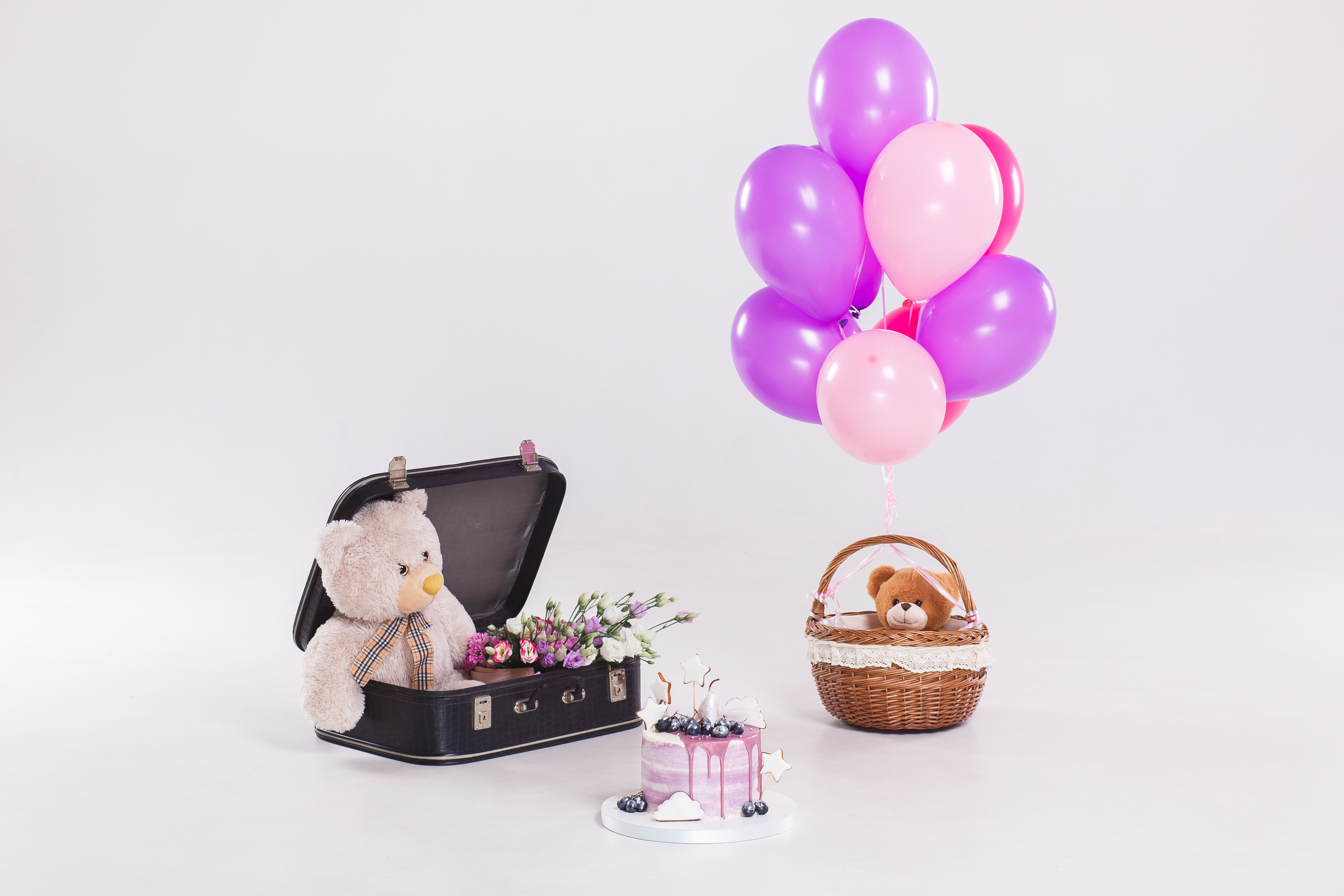 Обои серый фон, букет, чемодан, торт, воздушные шарики, плюшевый медведь, grey background, bouquet, suitcase, cake, balloons, teddy bear разрешение 5760x3840 Загрузить
