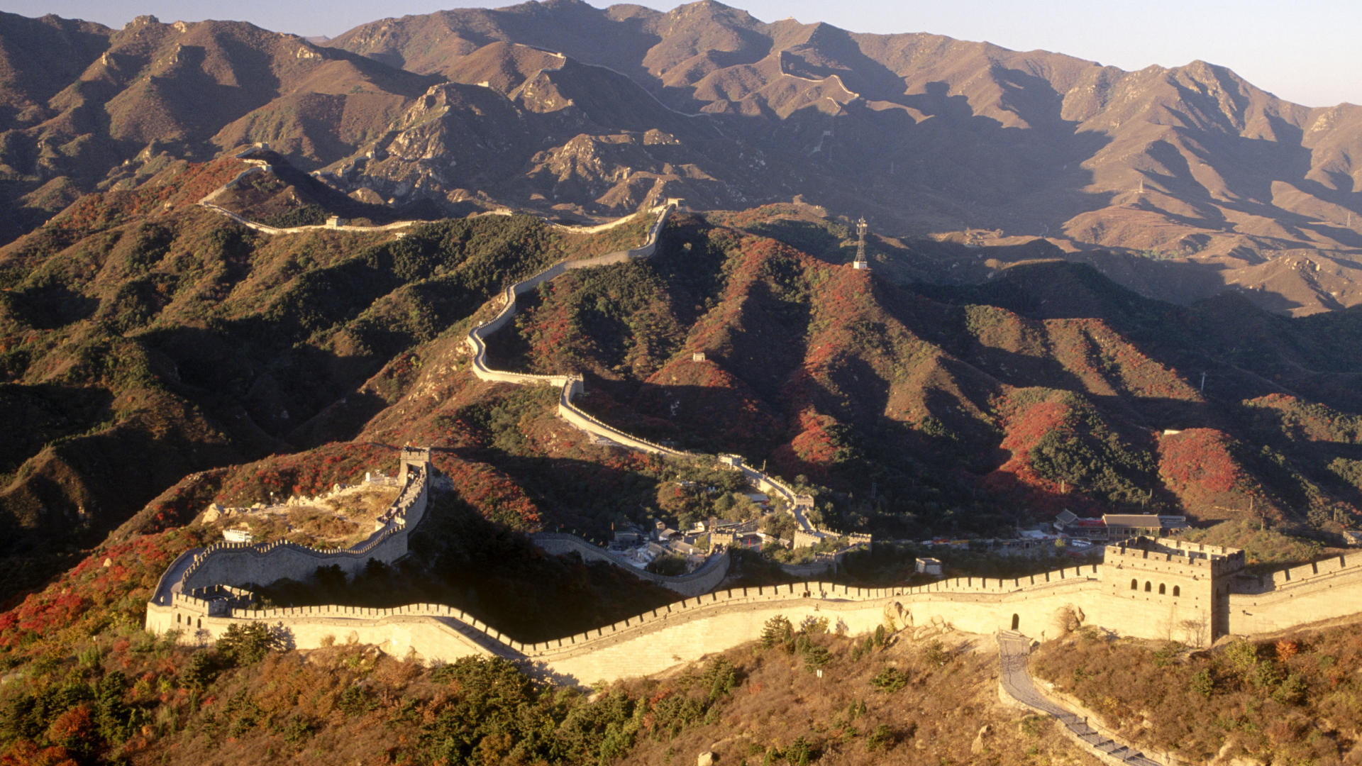 Покраше ая стена. Китай Великая китайская стена. Бадалин Пекин. Великая китайская стена вид из космоса. Великая китайская стена фото.