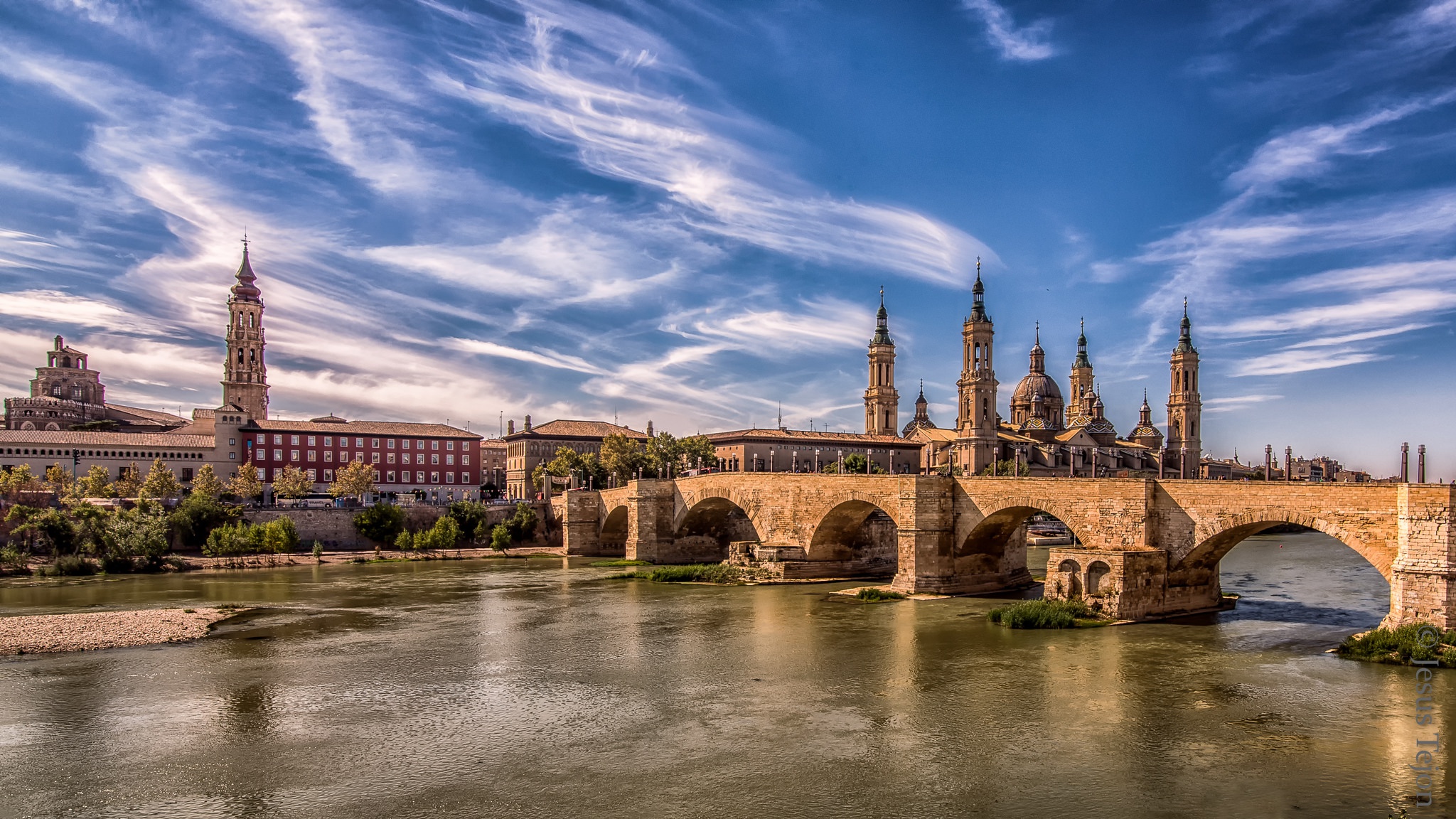 Обои мост, город, башни, испания, сарагоса, bridge, the city, tower, spain, zaragoza разрешение 2048x1152 Загрузить