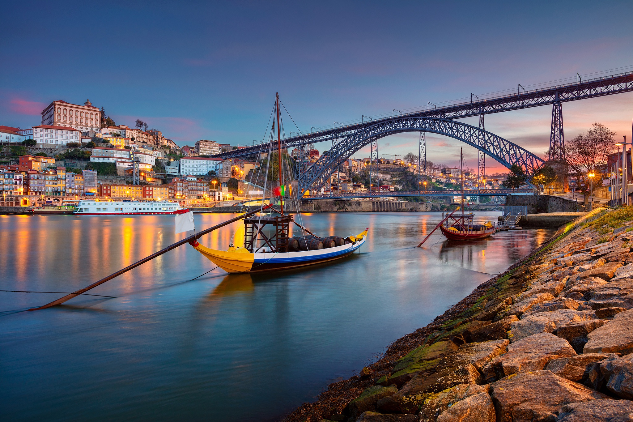 Porto's. Порто Португалия. Мост в Порто Португалия. Река Дуэро лодки. Река в Лиссабоне.