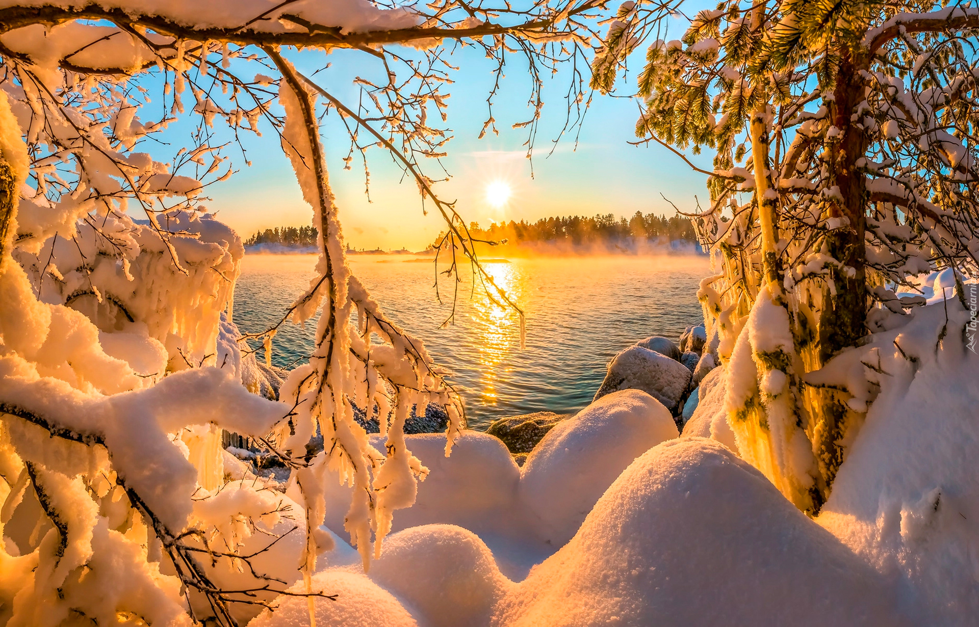 Новый год в озерах. Карелия зимой. Зима пейзаж. Природа Карелии зима. Зимний Солнечный пейзаж.