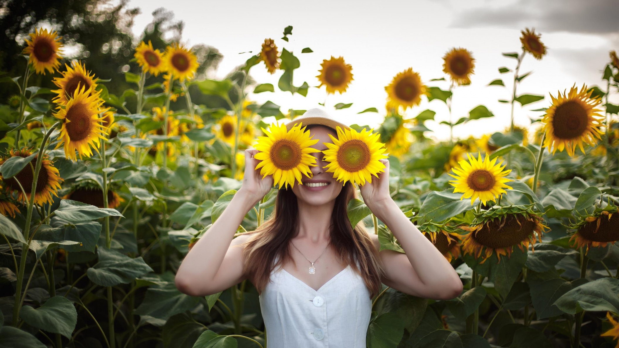 Обои девушка, улыбка, подсолнухи, шляпа, girl, smile, sunflowers, hat разрешение 2112x1188 Загрузить