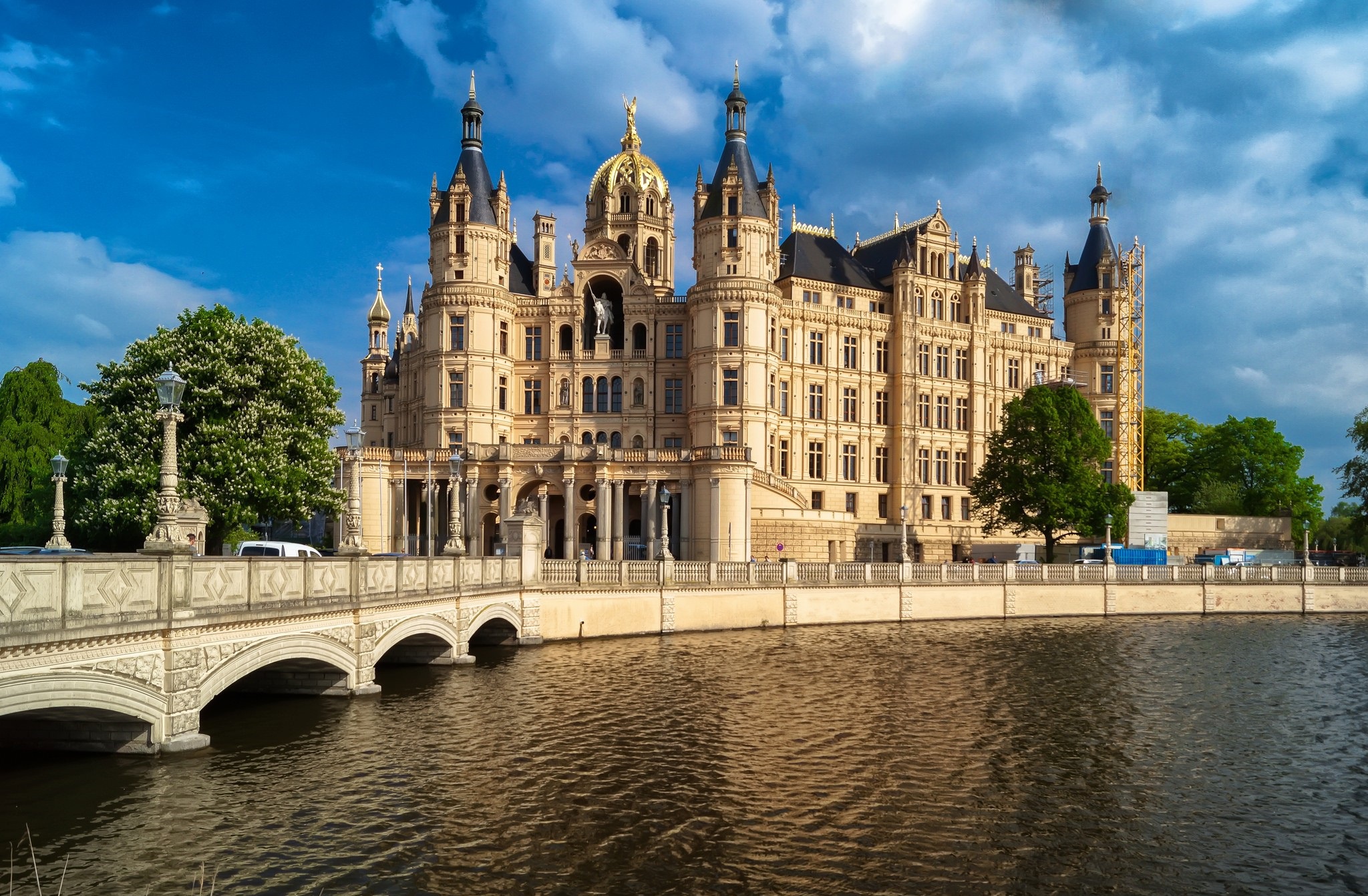 Обои город, германия, замок шверин, the city, germany, castle schwerin разрешение 2048x1342 Загрузить