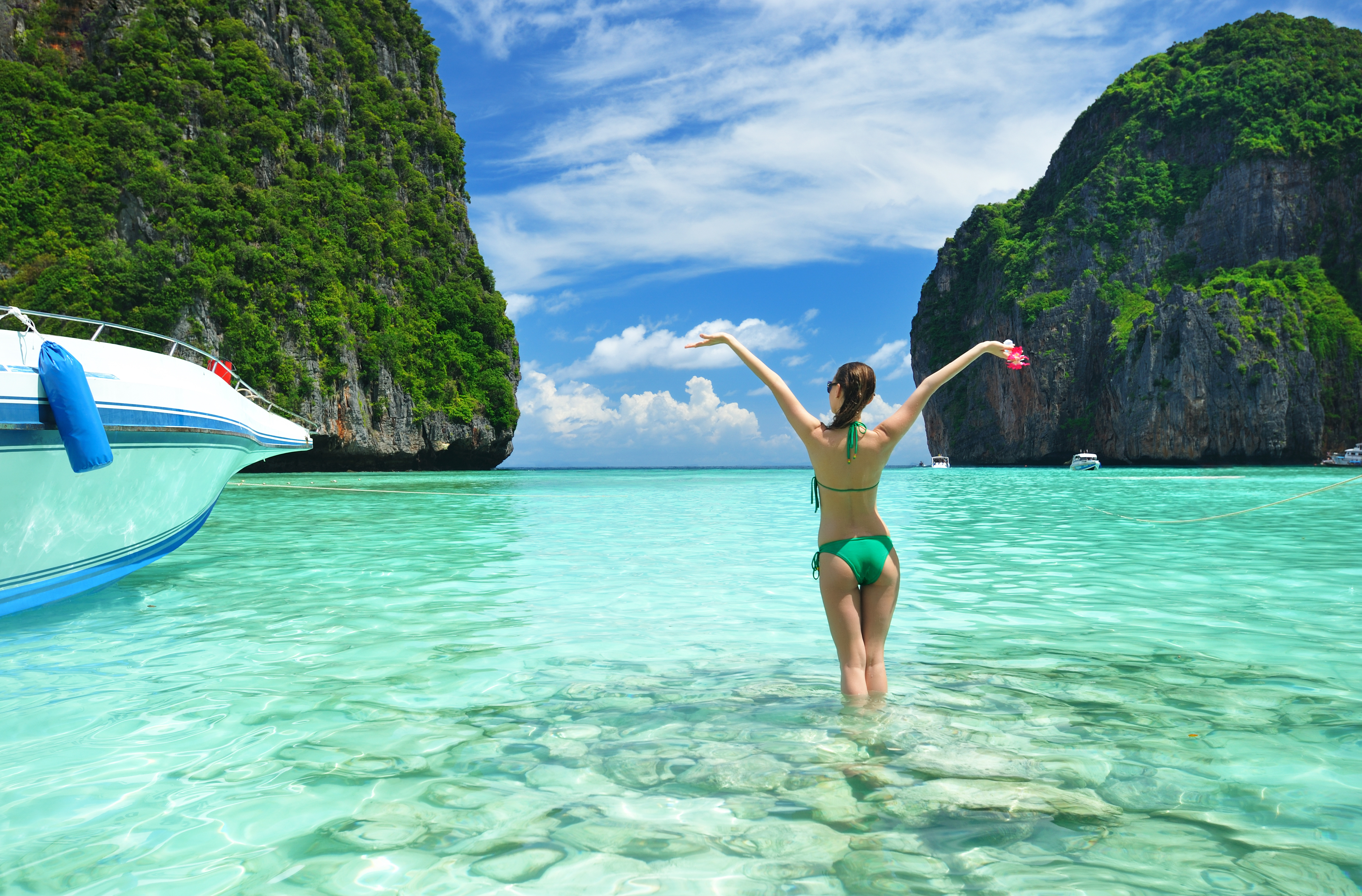 Обои скалы, девушка, море, пляж, таиланд, катер, rocks, girl, sea, beach, thailand, boat разрешение 4260x2803 Загрузить