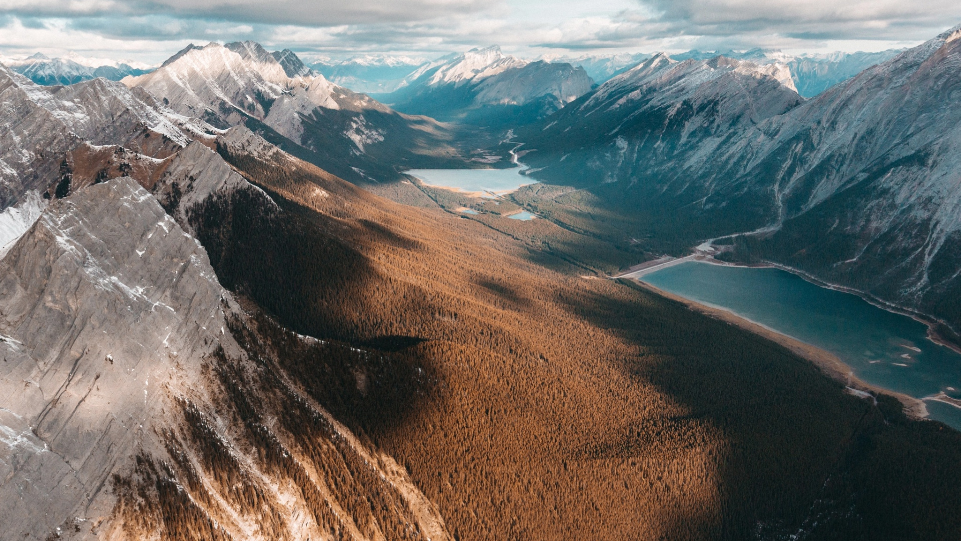 Обои облака, озеро, горы, леса, озёра, долина, clouds, lake, mountains, forest, valley разрешение 1920x1080 Загрузить