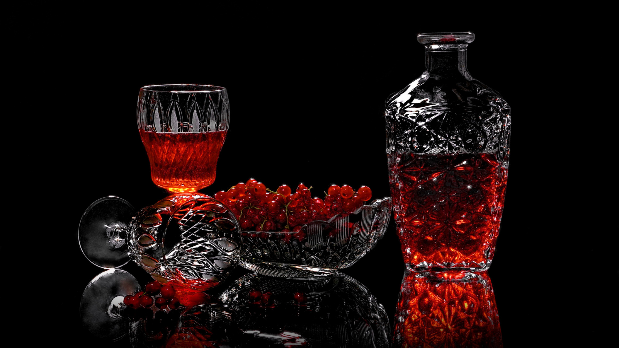 Обои напиток, ягоды, бокалы, смородина, графин, вазочка, drink, berries, glasses, currants, decanter, vase разрешение 2112x1188 Загрузить
