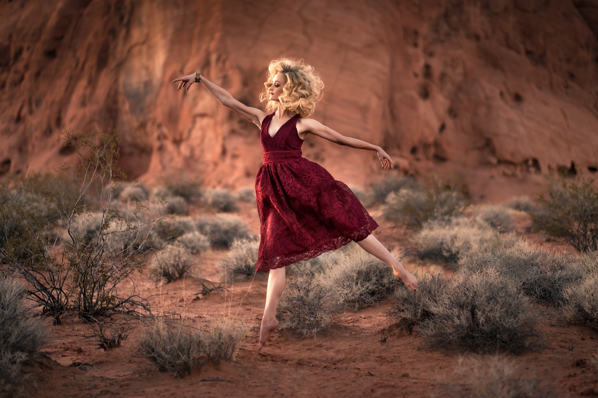Молодая женщина танцует. Девушка бежит в платье. Девушка в платье. Девушка танцует. Девушка танцует в платье.