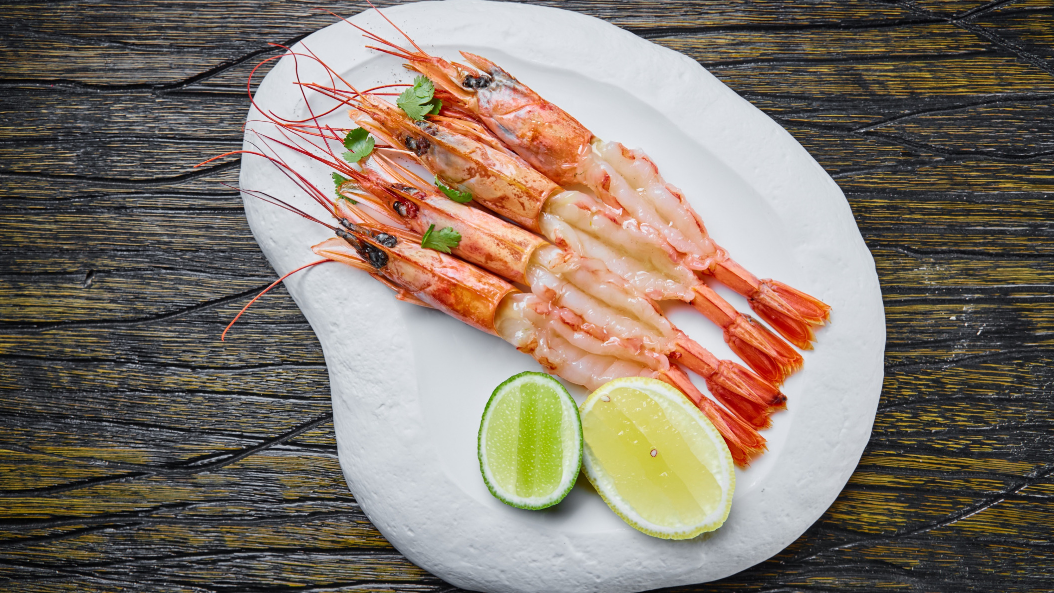 Обои лимон, лайм, морепродукты, креветки, lemon, lime, seafood, shrimp разрешение 2112x1188 Загрузить