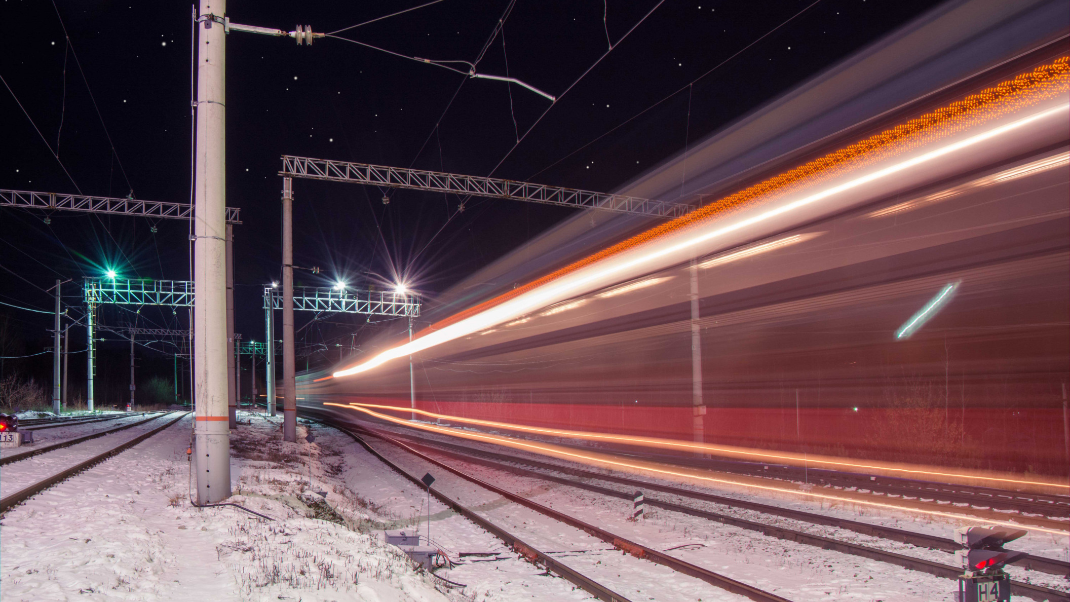 Обои ночь, огни, железная дорога, провода, звезды, поезд, night, lights, railroad, wire, stars, train разрешение 2112x1188 Загрузить