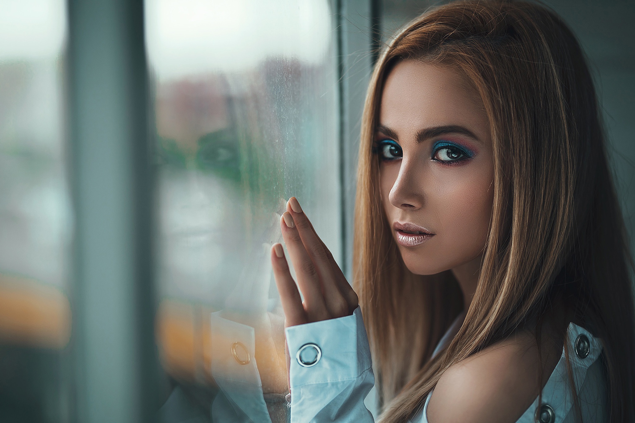 Обои девушка, взгляд, окно, макияж, плечо, ali pazani, girl, look, window, makeup, shoulder разрешение 2048x1365 Загрузить