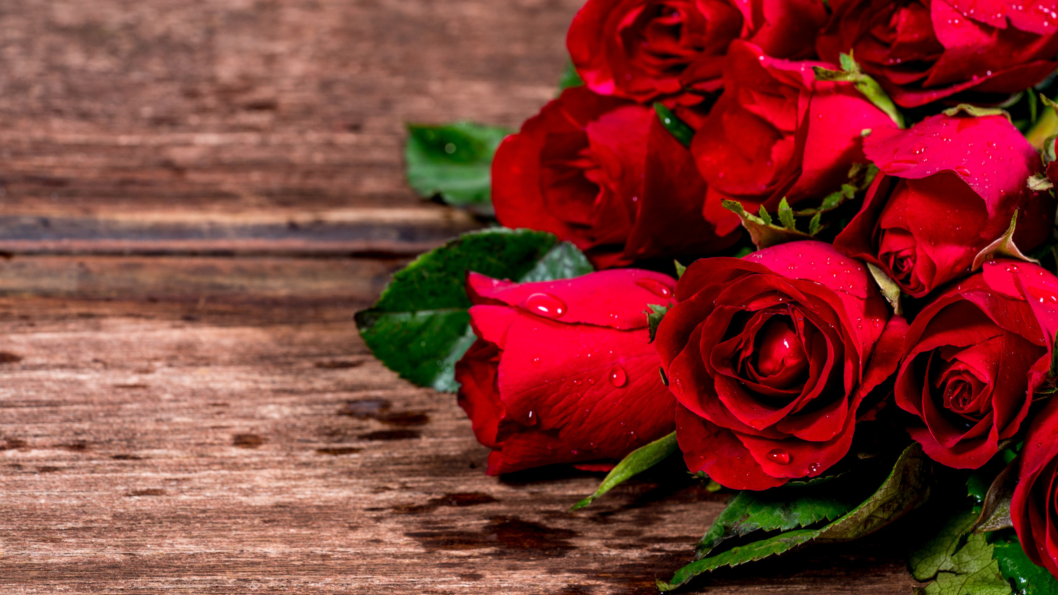 Обои цветы, розы, красные, букет, романтик, дерева, влюбленная, flowers, roses, red, bouquet, romantic, wood, love разрешение 2112x1188 Загрузить