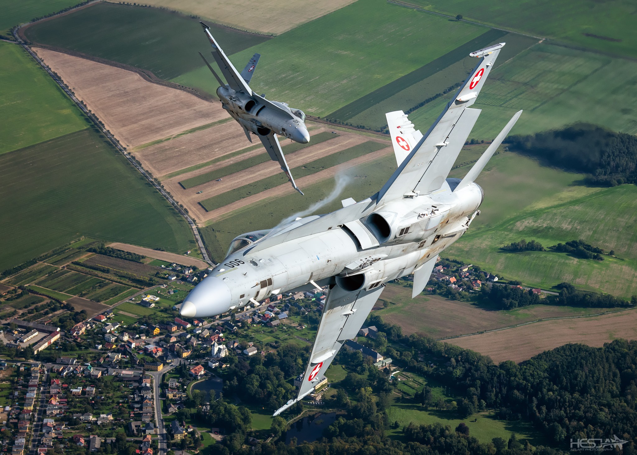 Обои дорога, самолет, поле, швейцария, истребитель, ввс, hesja air-art photography, fa-18 hornet, road, the plane, field, switzerland, fighter, bbc разрешение 2048x1463 Загрузить