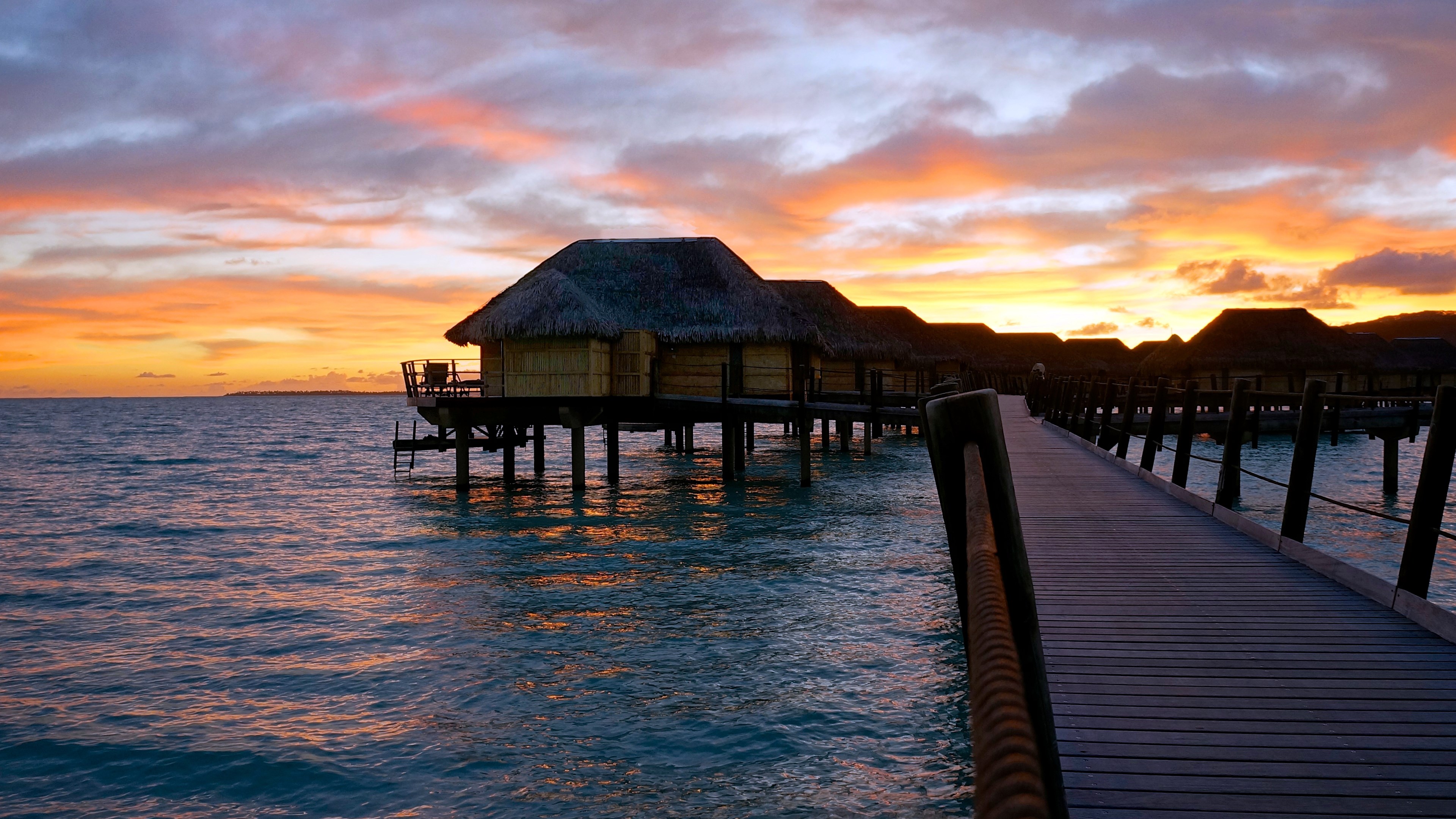 Обои небо, вечер, море, бунгало, бора-бора, the sky, the evening, sea, bungalow, bora bora разрешение 3840x2160 Загрузить