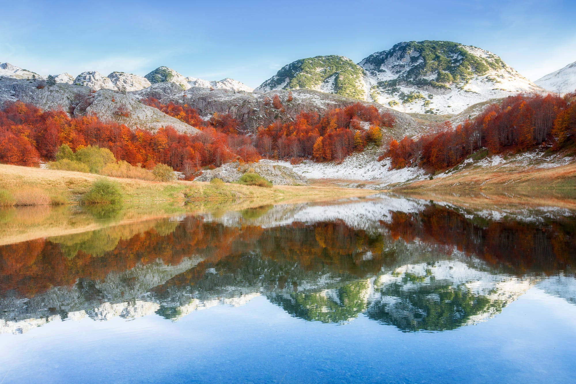 Обои деревья, озеро, горы, природа, лес, отражение, гора, босния, trees, lake, mountains, nature, forest, reflection, mountain, bosnia разрешение 2000x1334 Загрузить