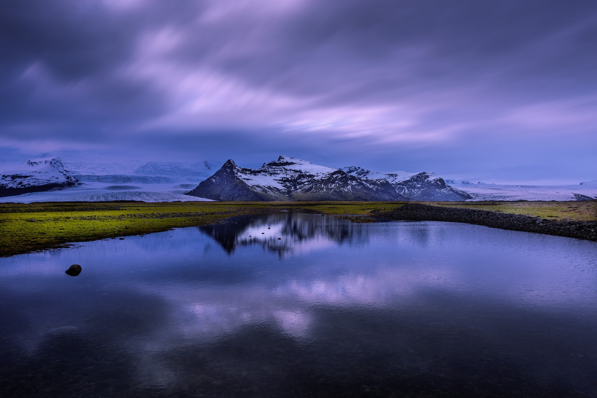 Обои озеро, горы, снег, отражение, сумерки, исландия, lake, mountains, snow, reflection, twilight, iceland разрешение 2048x1367 Загрузить