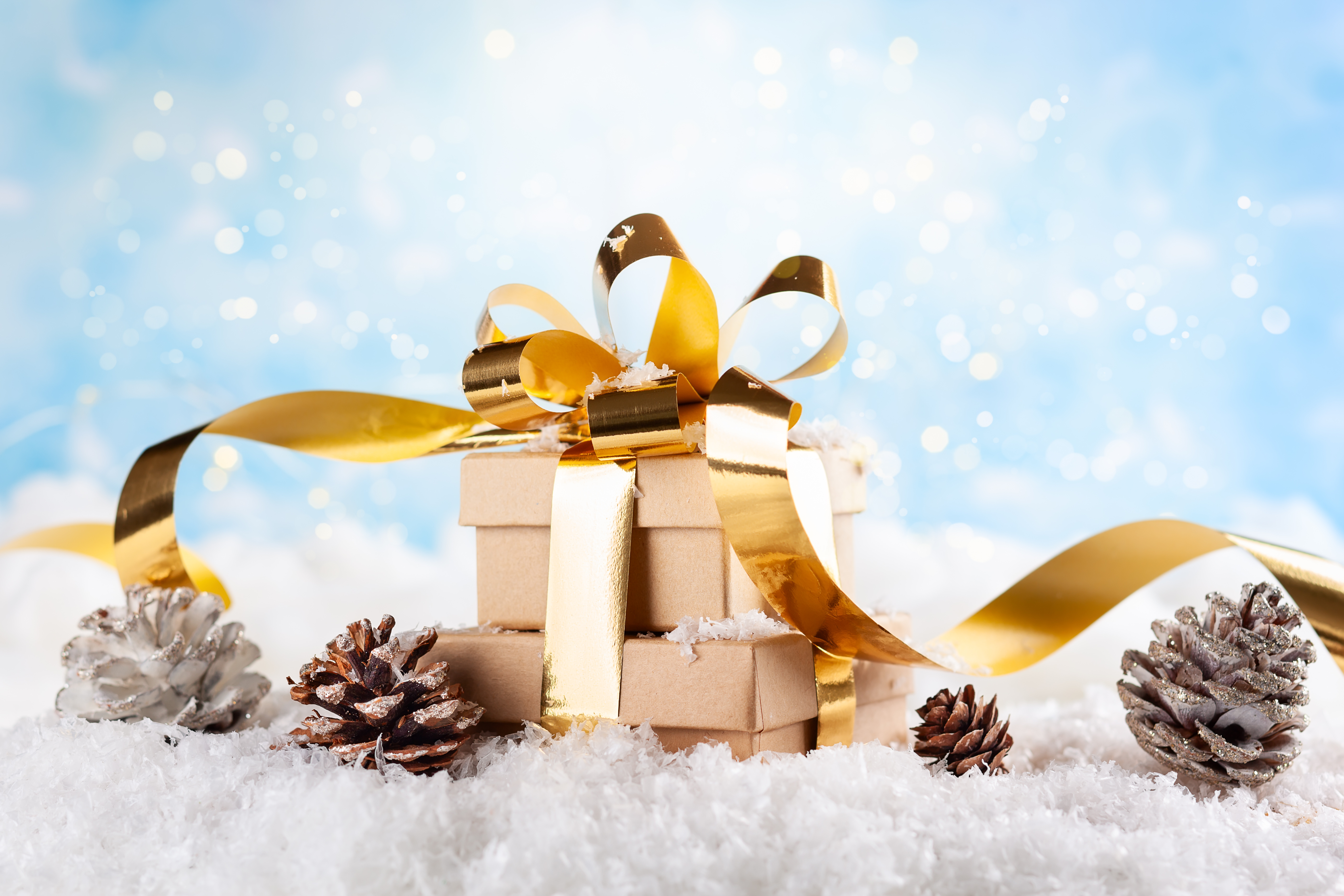 Обои снег, новый год, подарки, праздник, рождество, шишки, композиция, snow, new year, gifts, holiday, christmas, bumps, composition разрешение 5616x3744 Загрузить