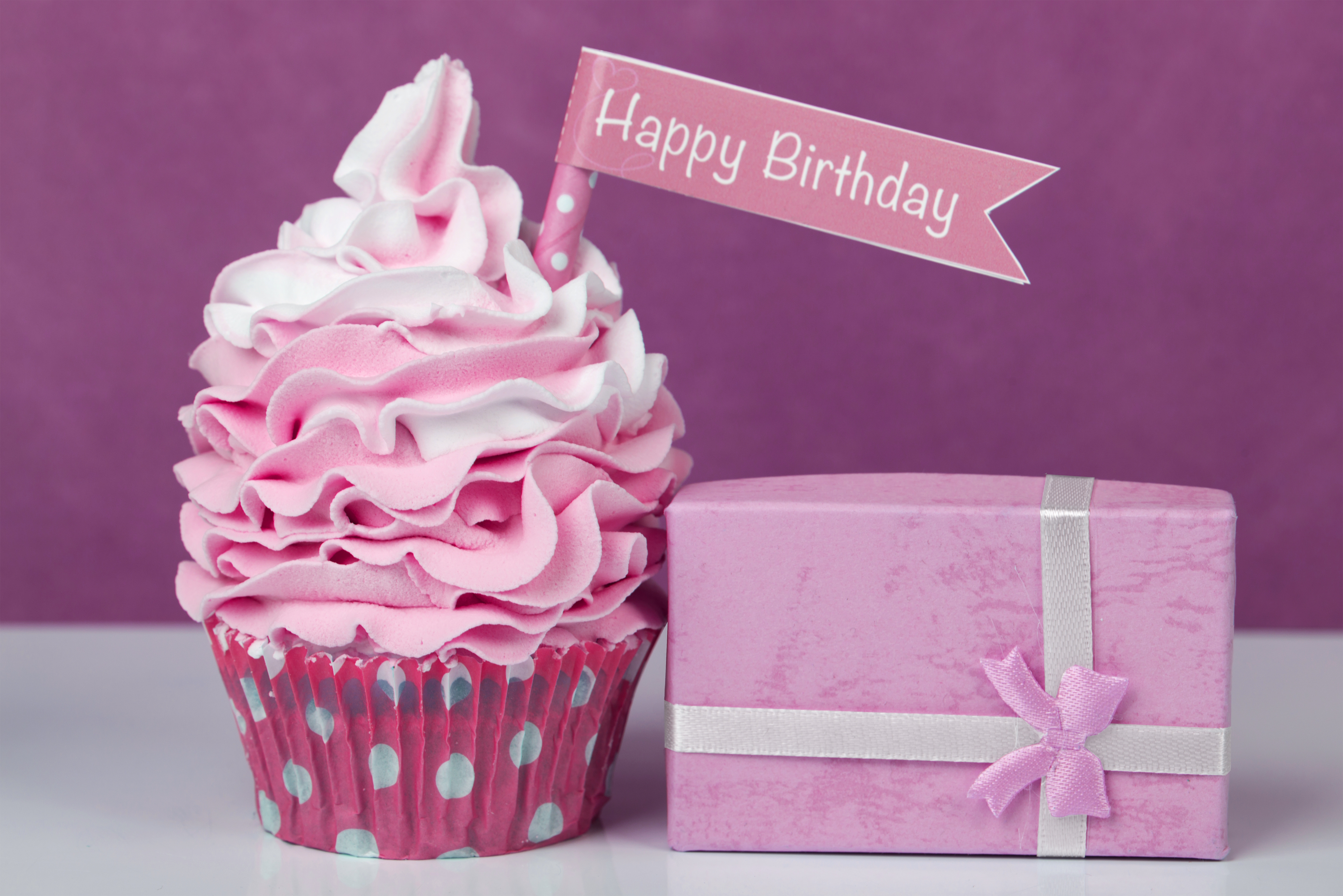 Открытка торт с днем рождения женщине. С днем рождения. Кексики на день рождения. Открытка с днём рождения торт. С днем рождения Пироженка.