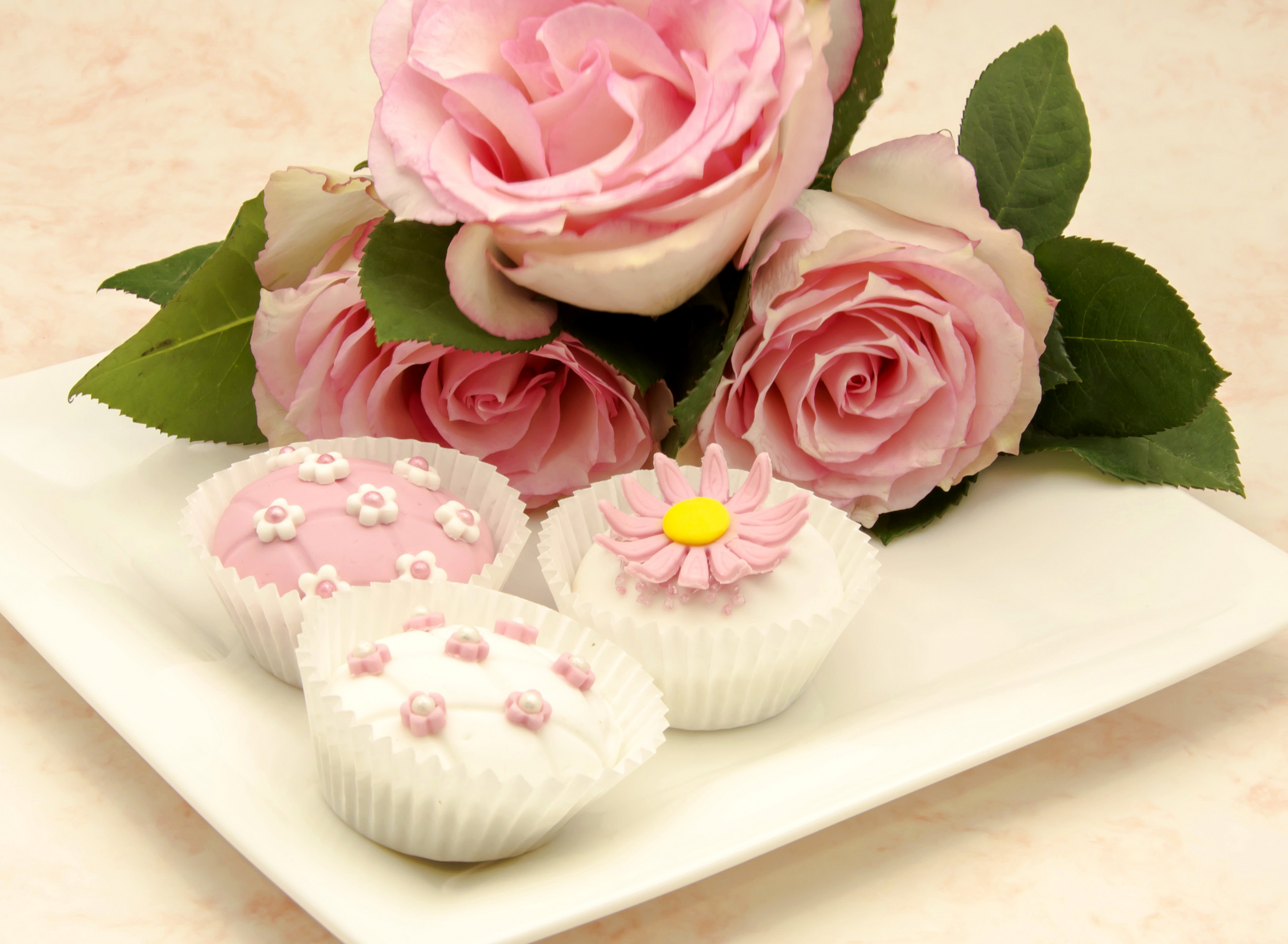 Little cakes. Красивые пирожные. Пирожное красивое. Цветы и пирожные. Пироженки и цветочки.