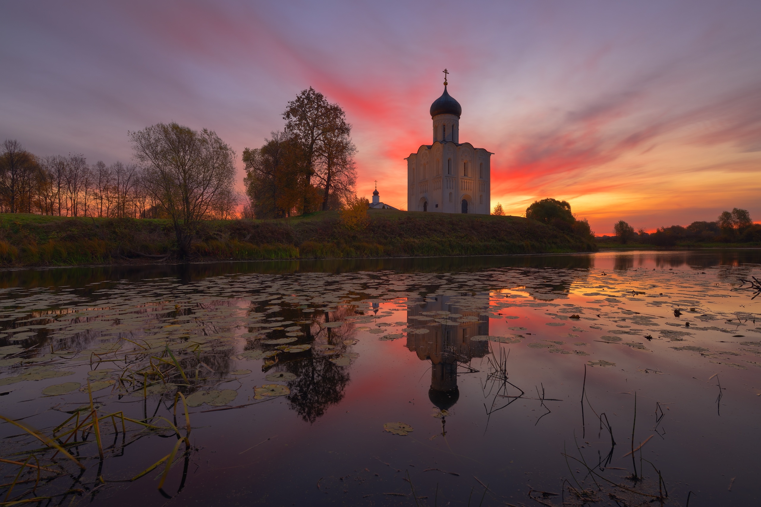 Храм на Нерли осень