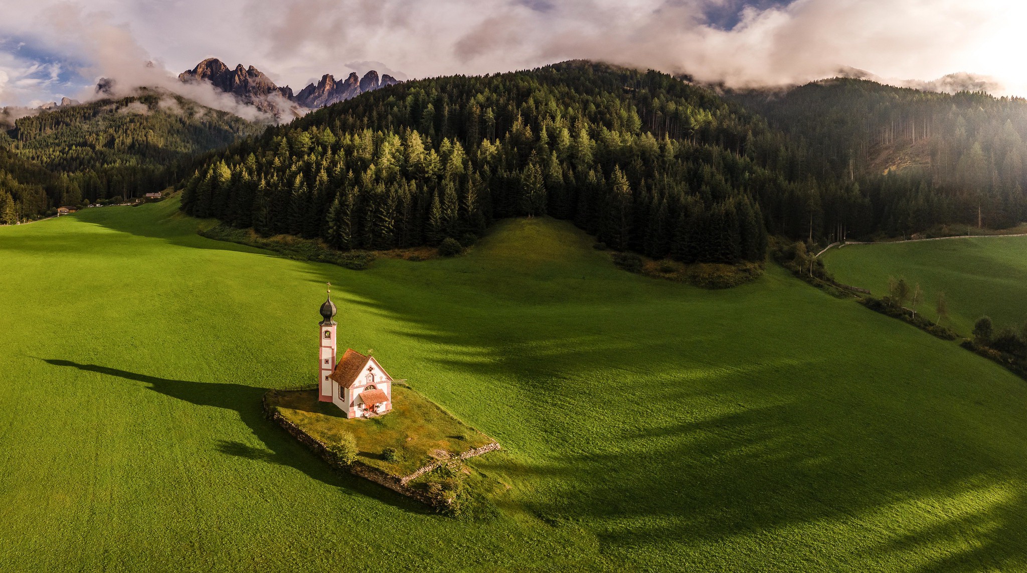 Обои лес, храм, поле, forest, temple, field разрешение 2048x1143 Загрузить