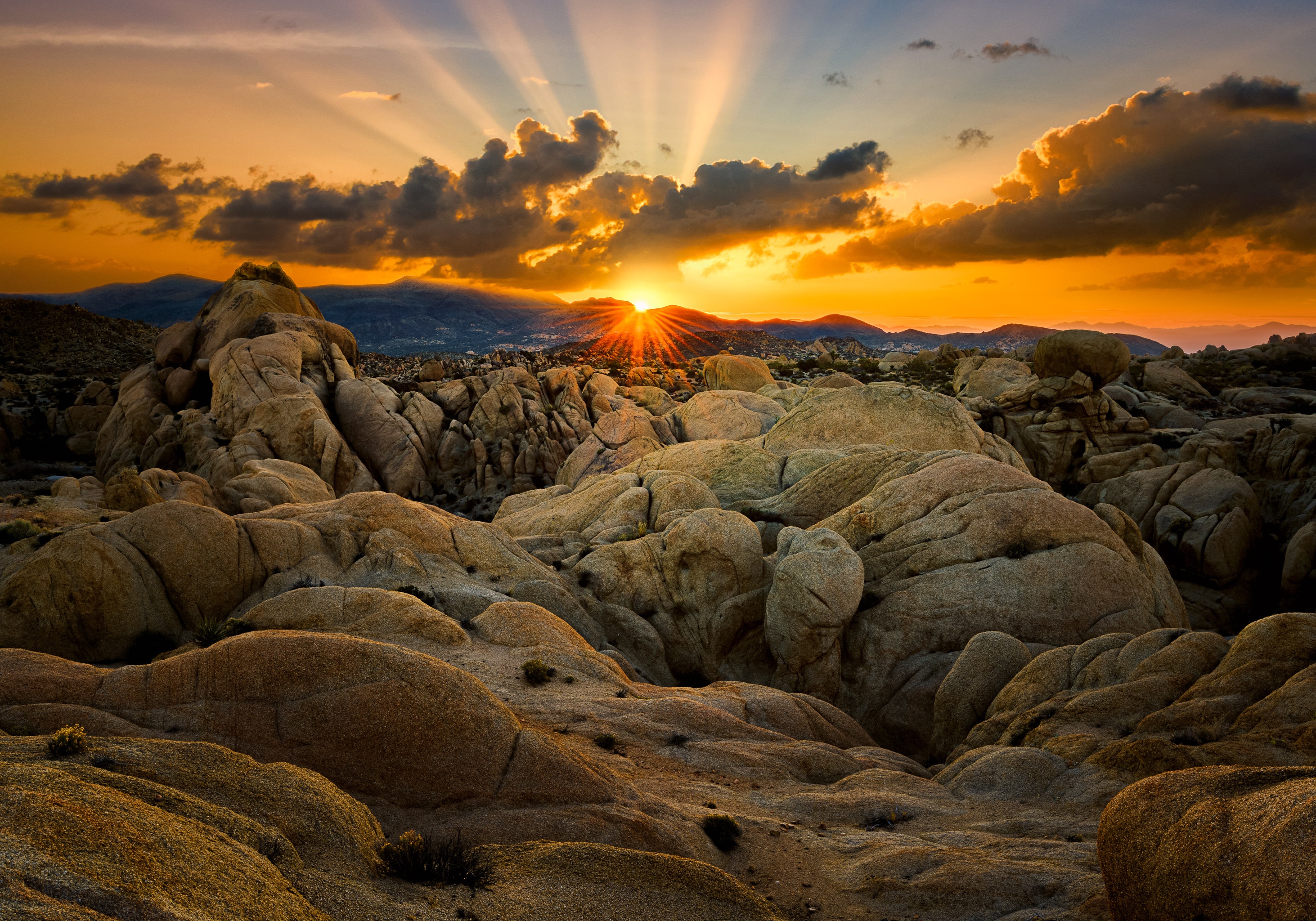 Обои облака, валуны, горы, скалы, солнце, камни, закат, сша, рельеф, clouds, boulders, mountains, rocks, the sun, stones, sunset, usa, relief разрешение 2925x2048 Загрузить