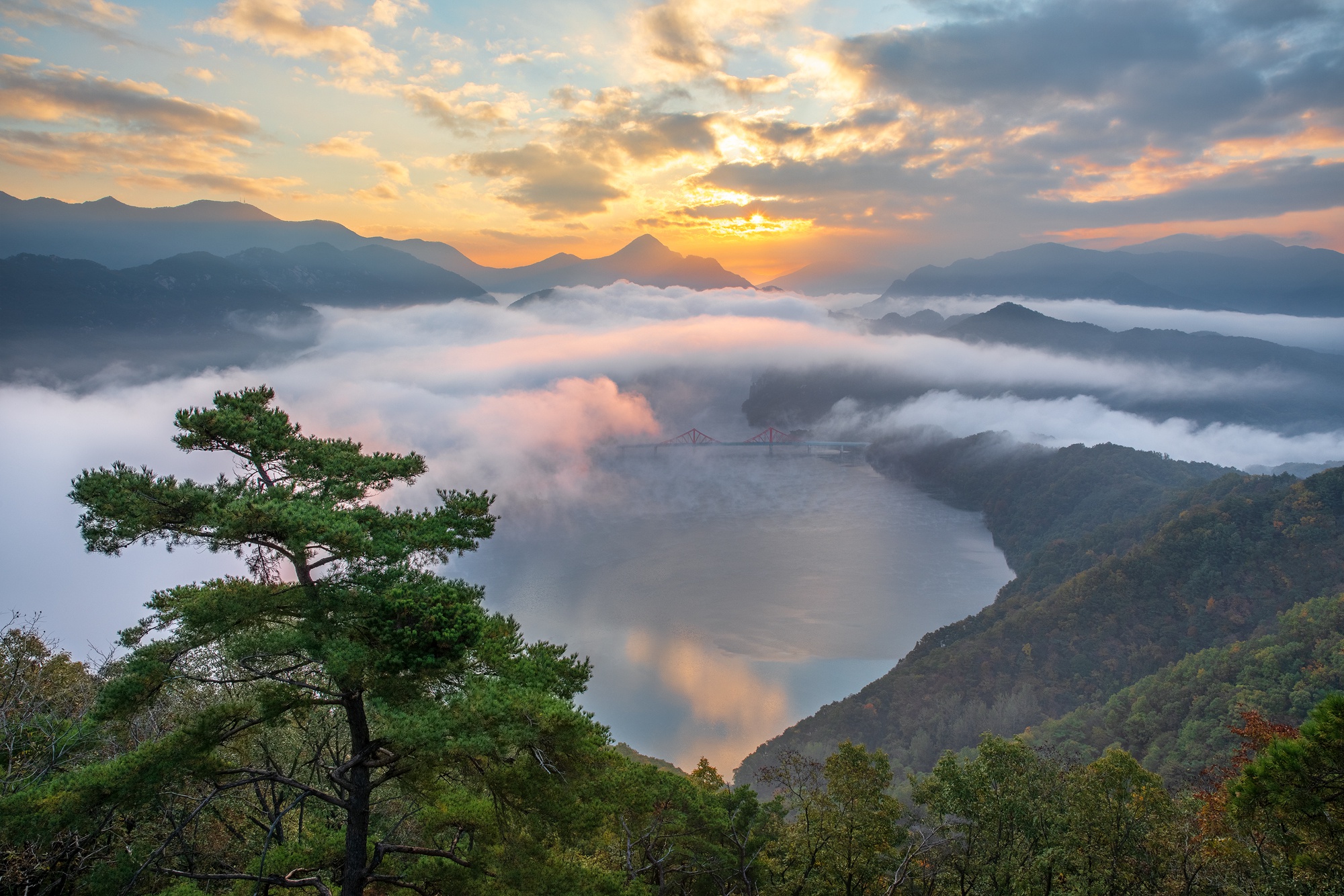 Обои облака, южная корея, река, горы, природа, дерево, пейзаж, мост, леса, clouds, south korea, river, mountains, nature, tree, landscape, bridge, forest разрешение 2000x1334 Загрузить