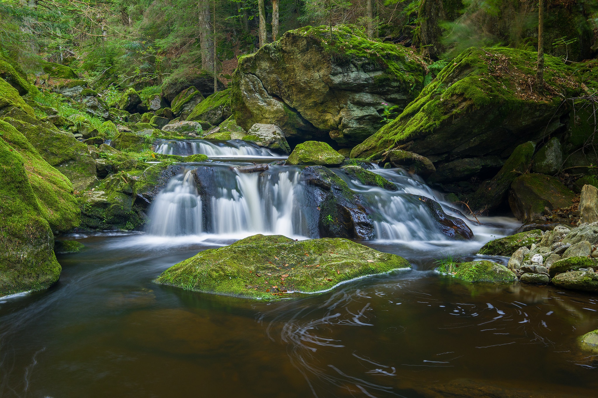 Обои река, камни, лес, водопад, мох, германия, бавария, каскад, river, stones, forest, waterfall, moss, germany, bayern, cascade разрешение 2048x1365 Загрузить