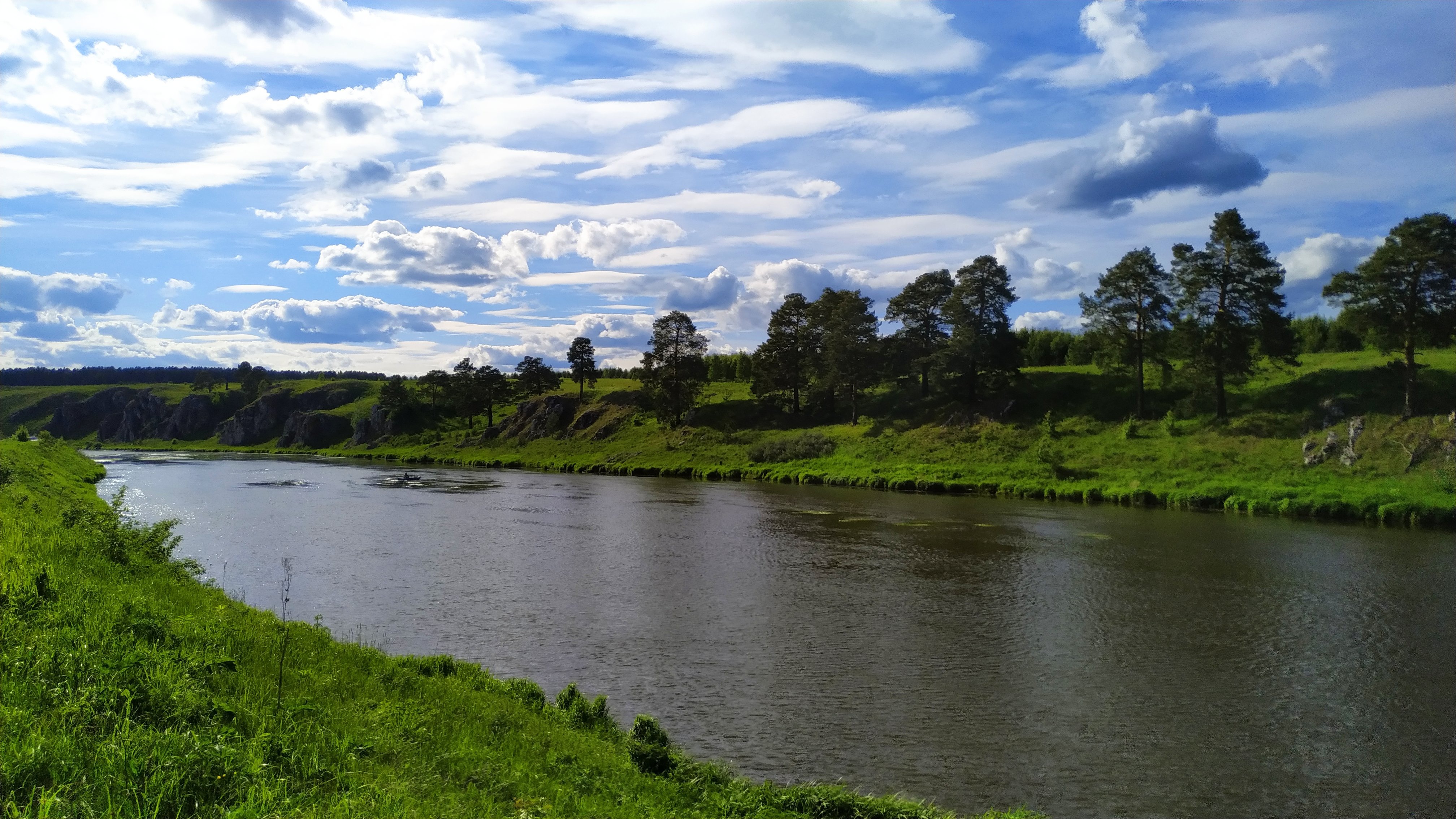 Обои свет, трава, облака, деревья, река, лес, light, grass, clouds, trees, river, forest разрешение 4032x2268 Загрузить