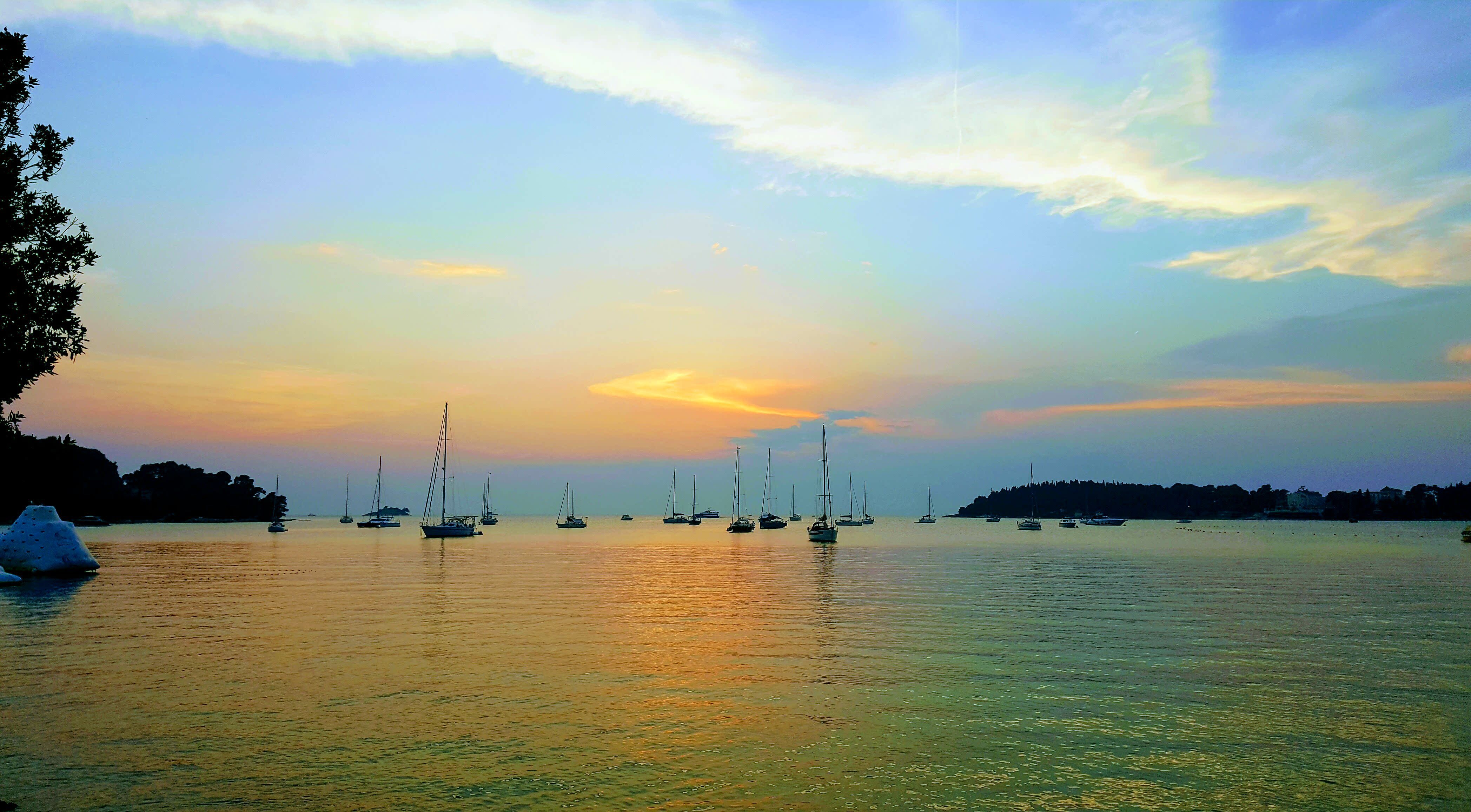 Обои вечер, море, яхты, побережье, бухта, хорватия, the evening, sea, yachts, coast, bay, croatia разрешение 4191x2316 Загрузить