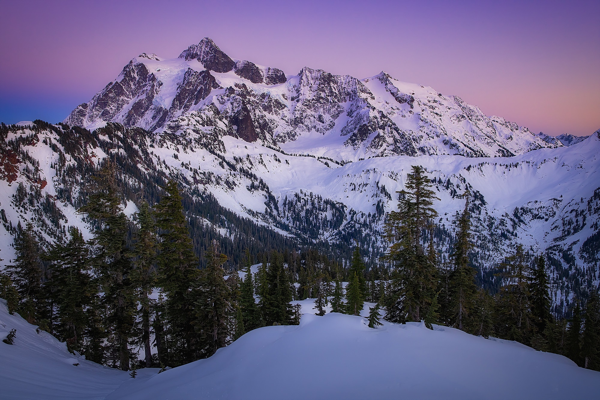 Обои деревья, горы, снег, закат, каскадные горы, штате вашингтон, cascade range, гора шуксан, trees, mountains, snow, sunset, the cascade mountains, washington state, mountain shuksan разрешение 2000x1334 Загрузить