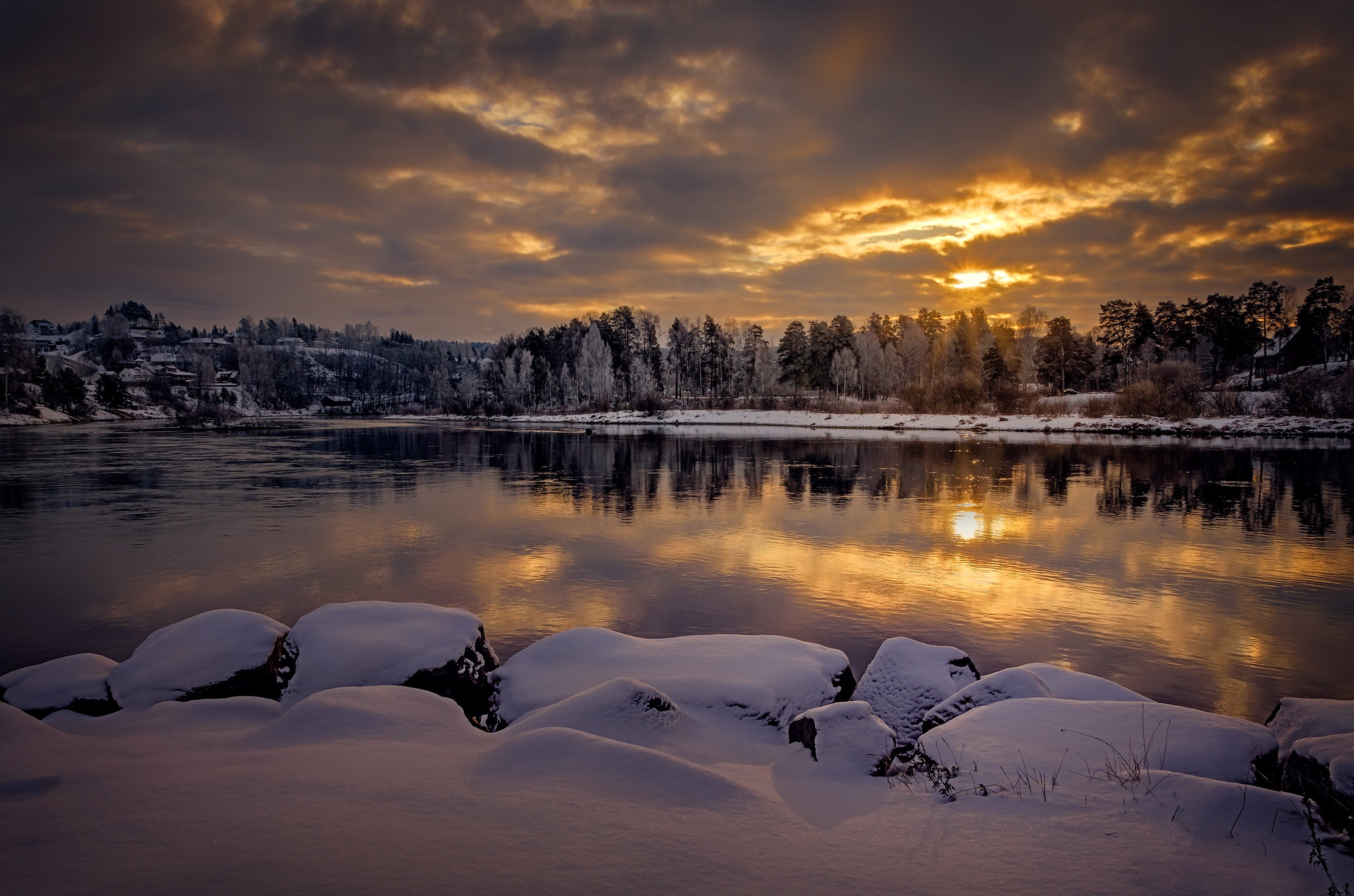 Обои деревья, норвегия, озеро, снег, природа, закат, зима, пейзаж, город, trees, norway, lake, snow, nature, sunset, winter, landscape, the city разрешение 2048x1356 Загрузить