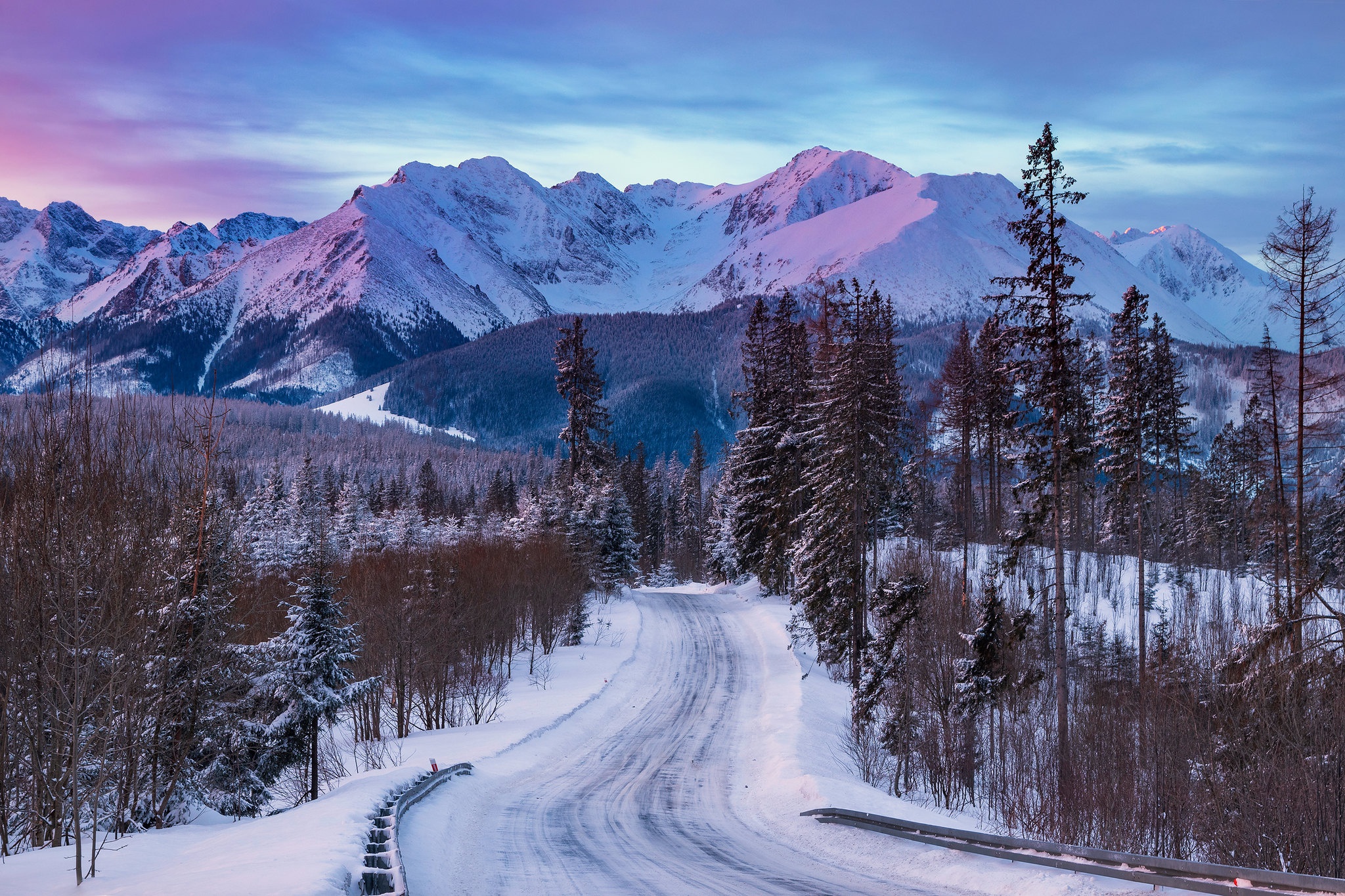 Обои дорога, деревья, горы, снег, лес, зима, road, trees, mountains, snow, forest, winter разрешение 2048x1365 Загрузить