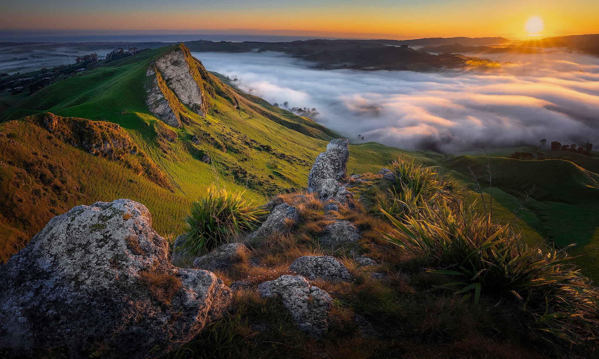 Обои горы, восход, утро, туман, рассвет, новая зеландия, mountains, sunrise, morning, fog, dawn, new zealand разрешение 2048x1229 Загрузить