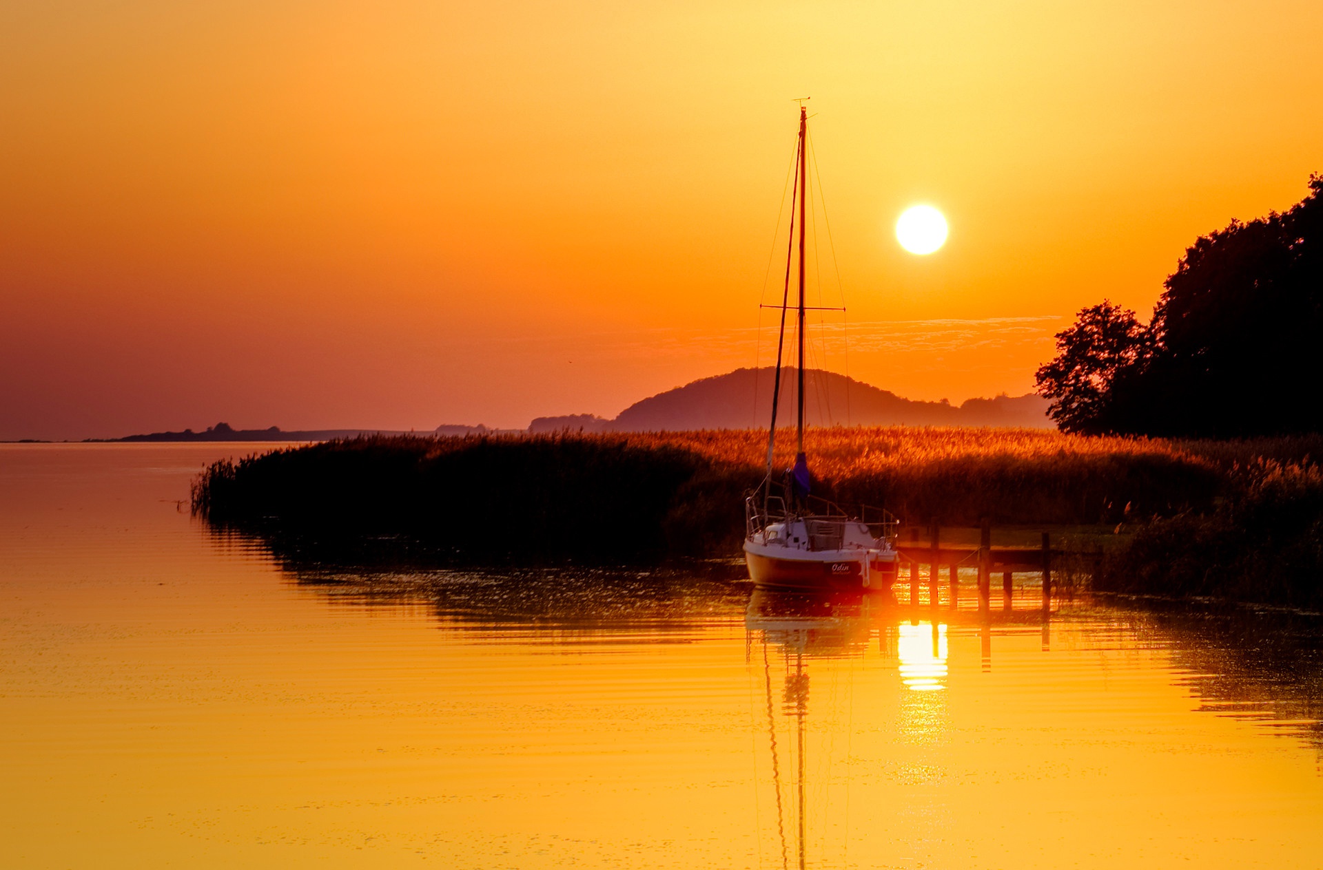 Обои озеро, горы, солнце, закат, яхта, lake, mountains, the sun, sunset, yacht разрешение 1920x1264 Загрузить